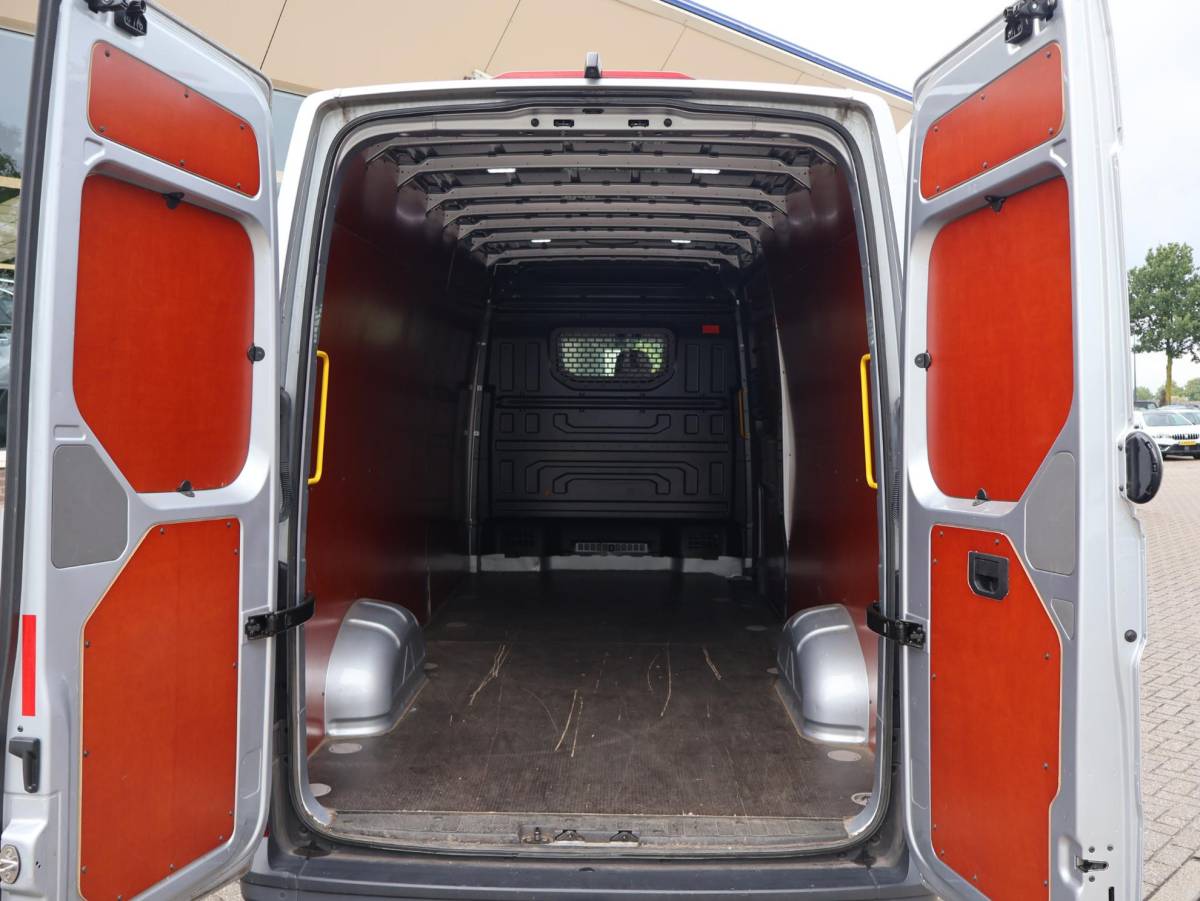 Volkswagen Crafter Volkswagen Crafter 35 2.0 TDI 140 PK DSG L4H3 + 3000 KG TREKHAAK | CAMERA | CARPLAY | NAVIGATIE