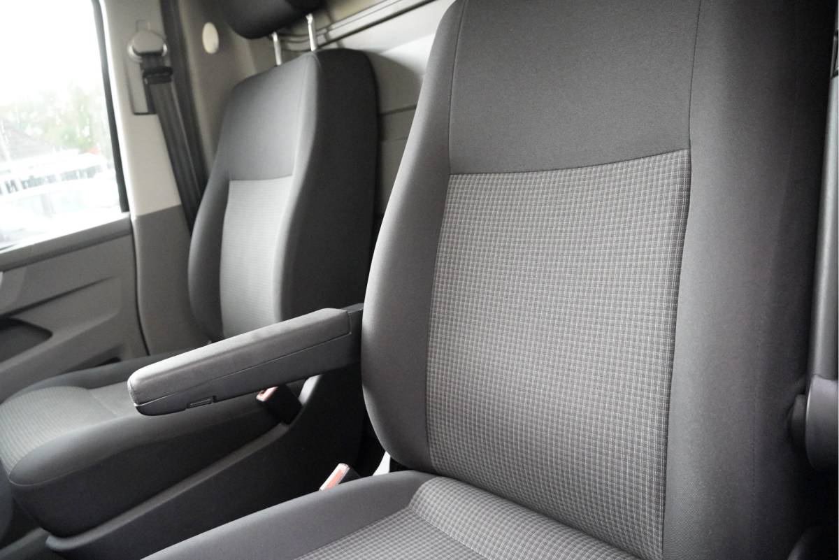 Volkswagen Transporter Volkswagen Transporter 2.0 TDI L1H1 BJ2022 Pdc | Achteruitrijcamera | App-Connect | Airco | Cruise control | Achterdeuren | Tussenschot | Zijdeur