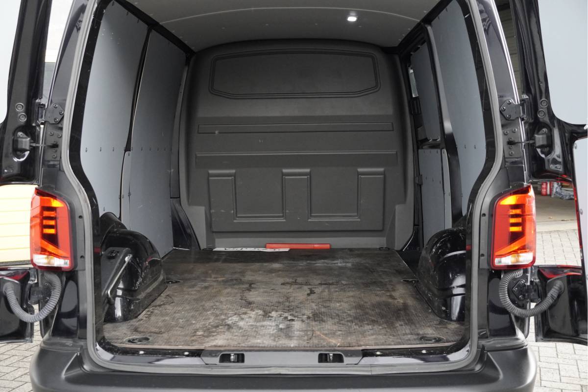 Volkswagen Transporter Volkswagen Transporter 2.0 TDI L1H1 BJ2022 Pdc | Achteruitrijcamera | App-Connect | Airco | Cruise control | Achterdeuren | Tussenschot | Zijdeur