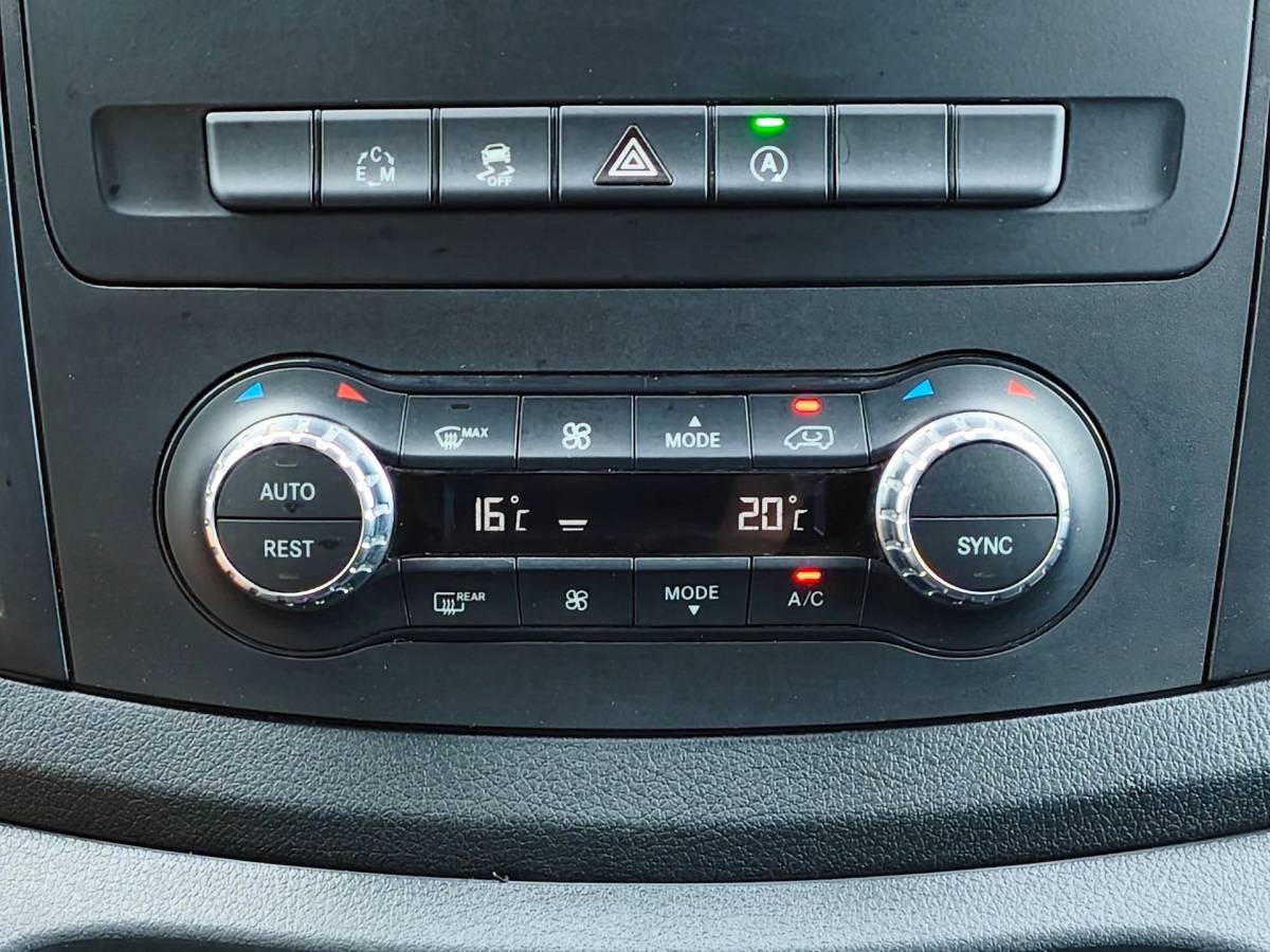 Mercedes-Benz Vito Mercedes-Benz Vito 114CDI DUBBELE CABINE AUT LANG LED PDC TREKHAAK CLIMATE CRUISE