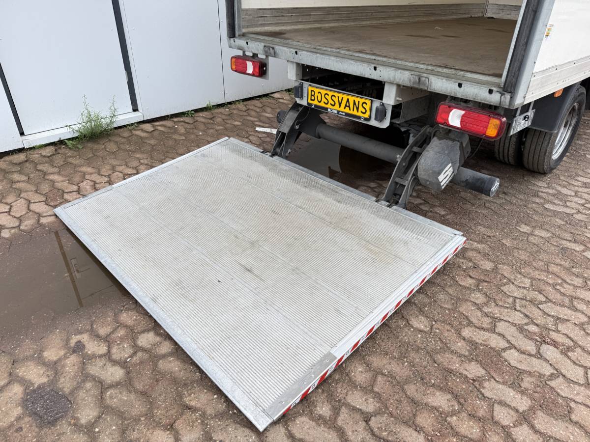Iveco Daily Iveco Daily 35C16 3.0 160PK Bakwagen Laadklep Zijdeur Camera Climate Control Bluetooth Meubelbak Koffer