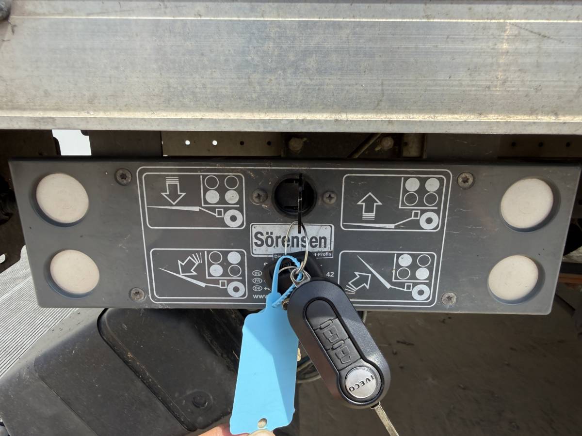 Iveco Daily Iveco Daily 35C16 3.0 160PK Bakwagen Laadklep Zijdeur Camera Climate Control Bluetooth Meubelbak Koffer
