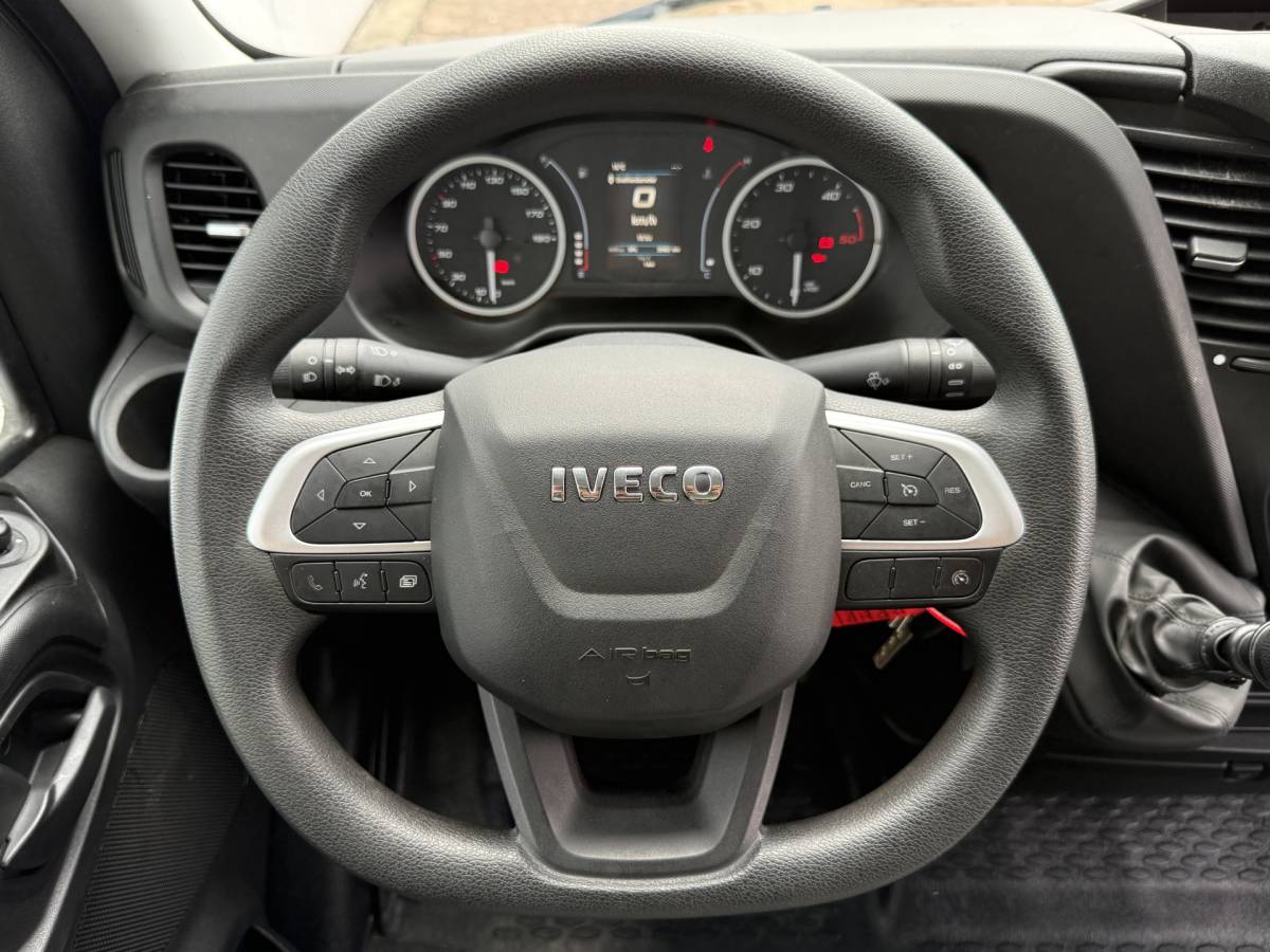 Iveco Daily Iveco Daily 35C16 3.0 160PK Bakwagen Laadklep Zijdeur Camera Climate Control Bluetooth Meubelbak Koffer