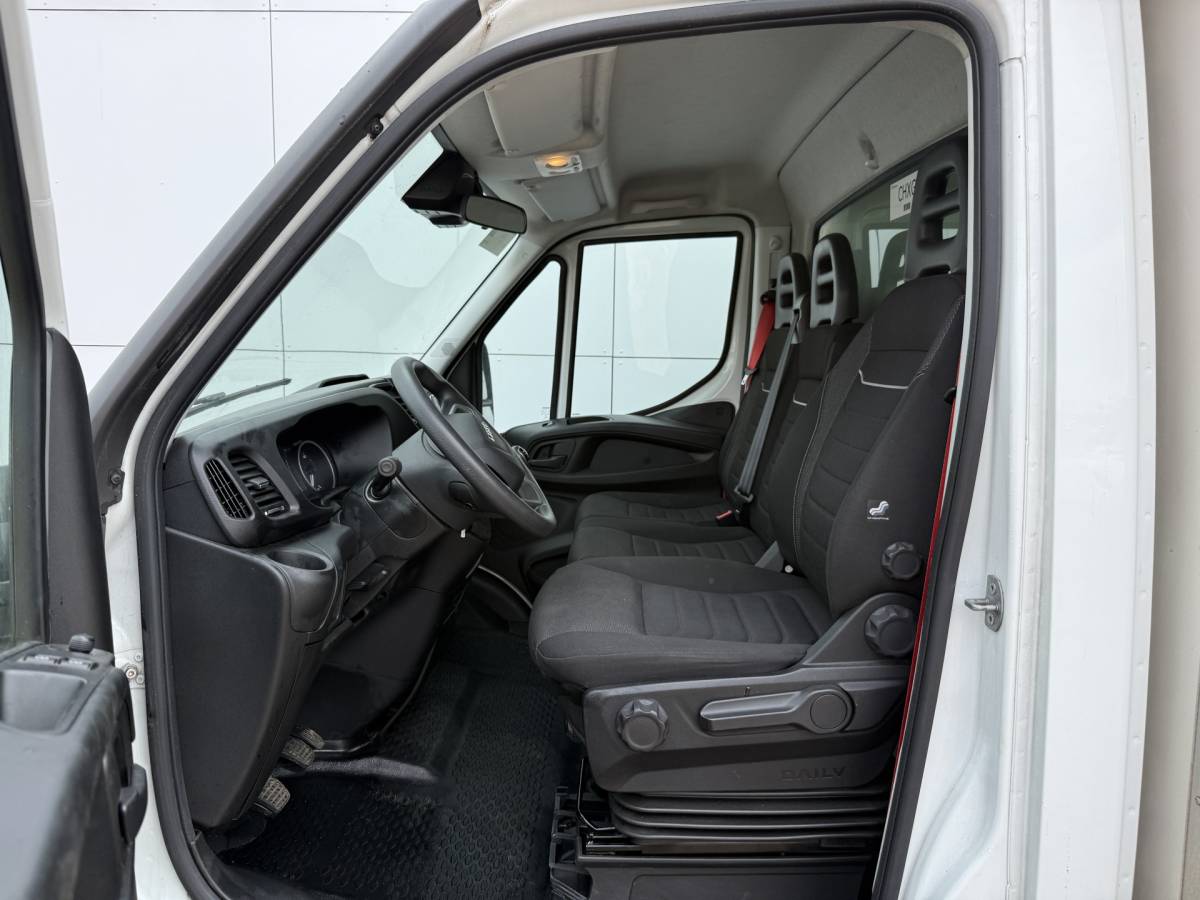 Iveco Daily Iveco Daily 35C16 3.0 160PK Bakwagen Laadklep Zijdeur Camera Climate Control Bluetooth Meubelbak Koffer