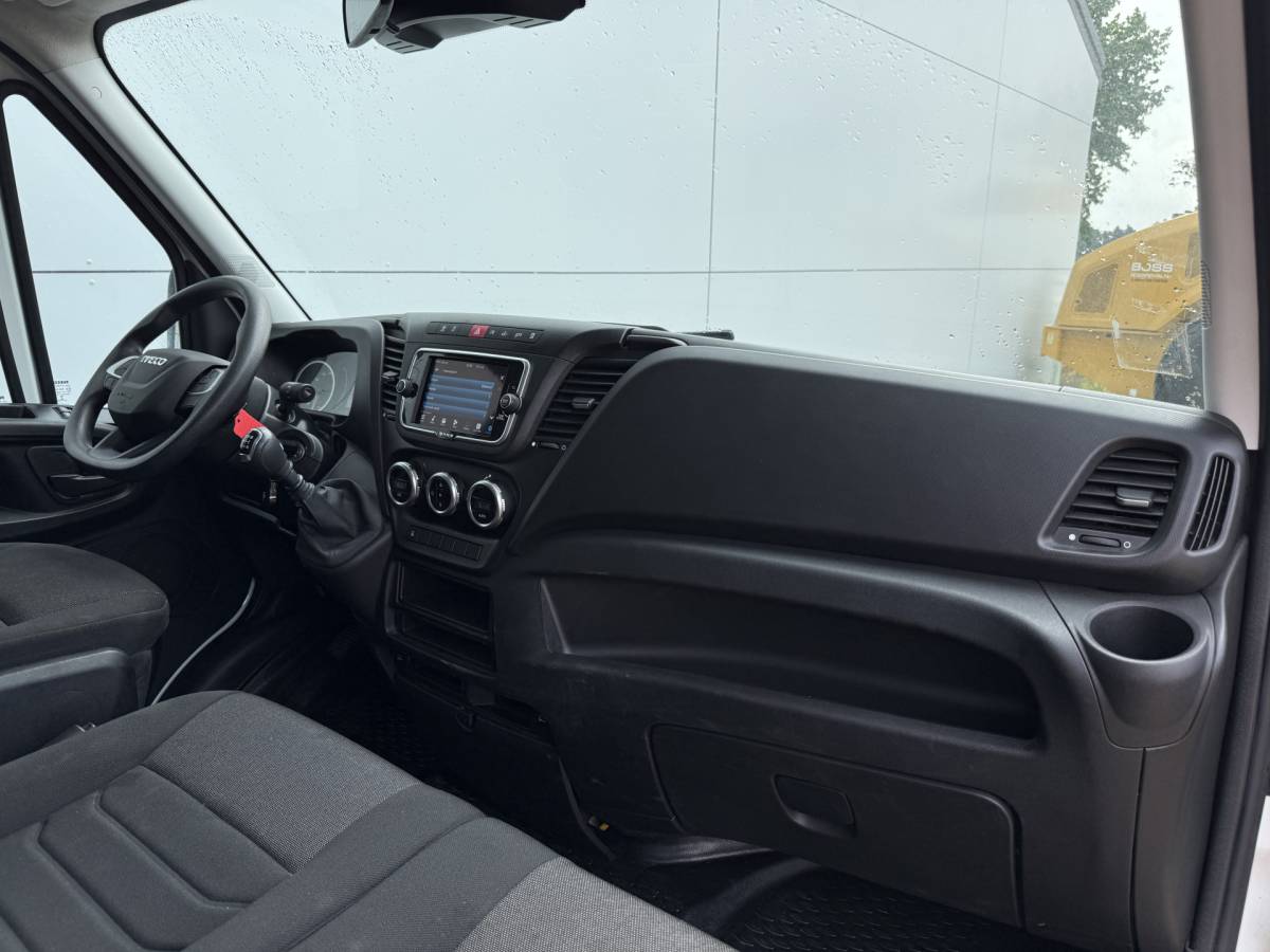 Iveco Daily Iveco Daily 35C16 3.0 160PK Bakwagen Laadklep Zijdeur Camera Climate Control Bluetooth Meubelbak Koffer