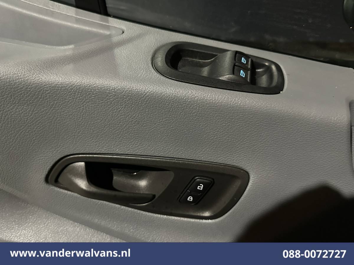 Ford Transit Ford Transit 2.0 TDCI L2H2 Euro6 Airco | Imperiaal | 2800kg Trekhaak | Cruisecontrol | Stoelverwarming Elektrisch verstelbare bestuurdersstoel, Sidebars, Parkeersensoren, Bijrijdersbank