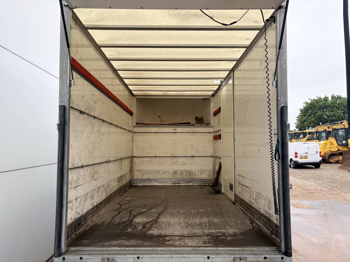 Iveco Daily Iveco Daily 35C16 3.0 160PK Laadklep Zijdeur Camera Climate Control Bluetooth Bakwagen Meubelbak Koffer
