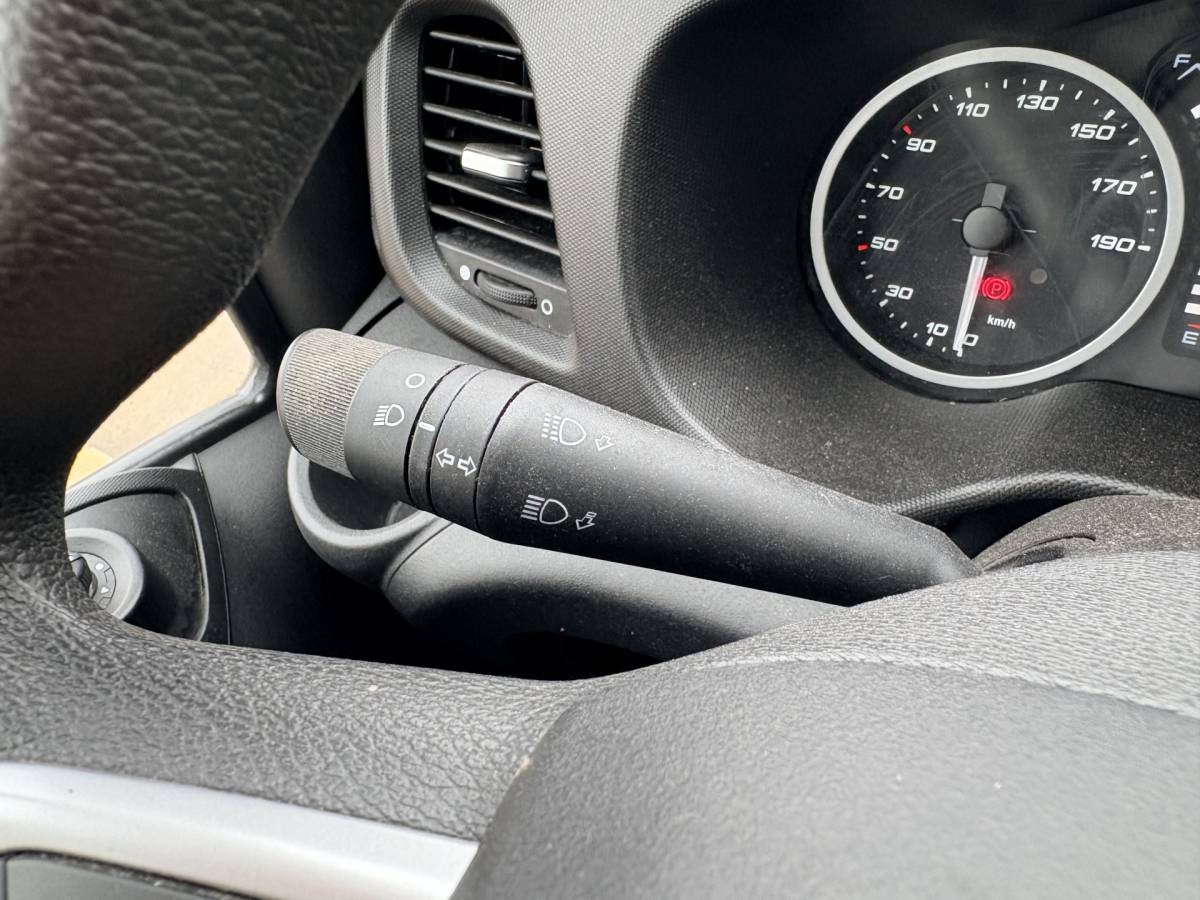 Iveco Daily Iveco Daily 35C16 3.0 160PK Laadklep Zijdeur Camera Climate Control Bluetooth Bakwagen Meubelbak Koffer