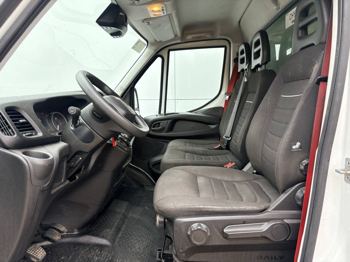 Iveco Daily Iveco Daily 35C16 3.0 160PK Laadklep Zijdeur Camera Climate Control Bluetooth Bakwagen Meubelbak Koffer