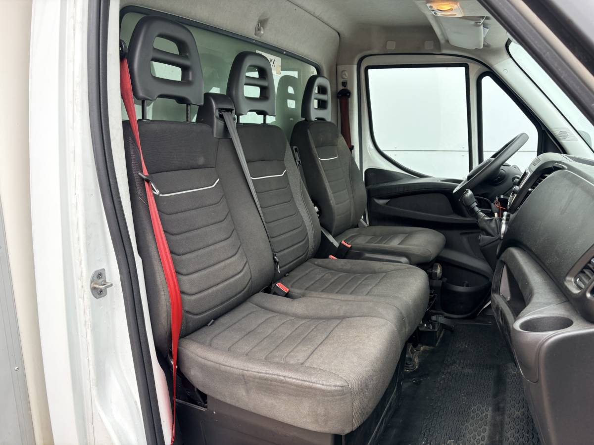 Iveco Daily Iveco Daily 35C16 3.0 160PK Laadklep Zijdeur Camera Climate Control Bluetooth Bakwagen Meubelbak Koffer