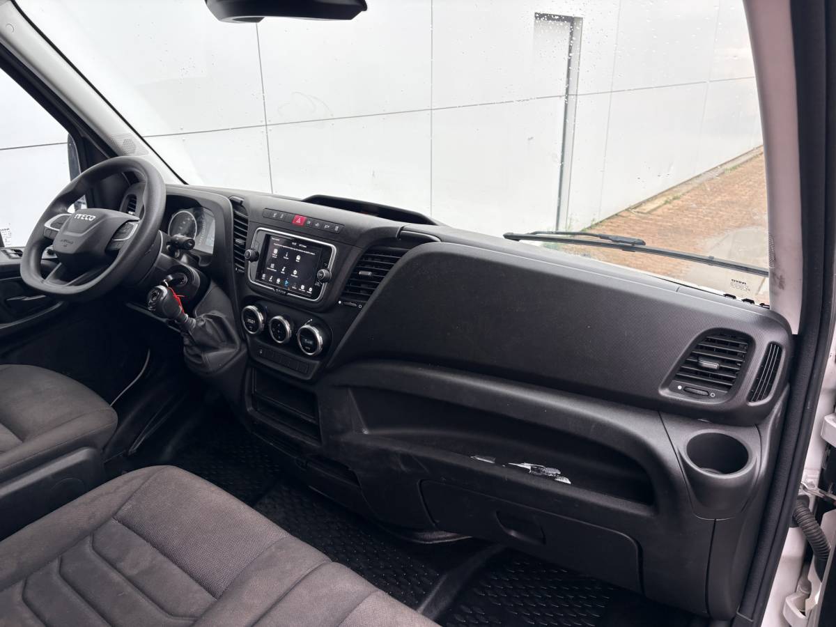 Iveco Daily Iveco Daily 35C16 3.0 160PK Laadklep Zijdeur Camera Climate Control Bluetooth Bakwagen Meubelbak Koffer