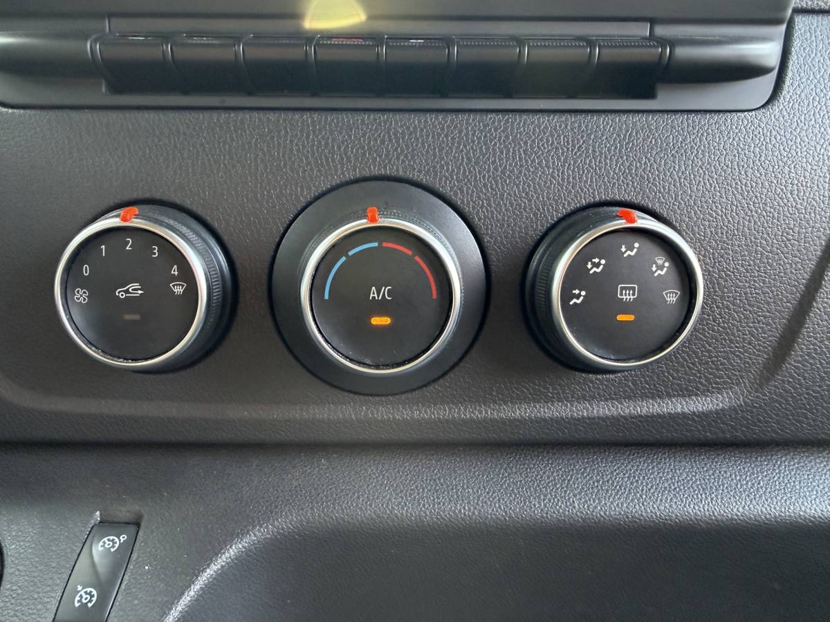 Renault Master Renault Master Plancher T35 2.3 DCI 150PK Lowliner Bakwagen Airco Cruise Control Camera Foodtruck Meubelbak Paardenwagen
