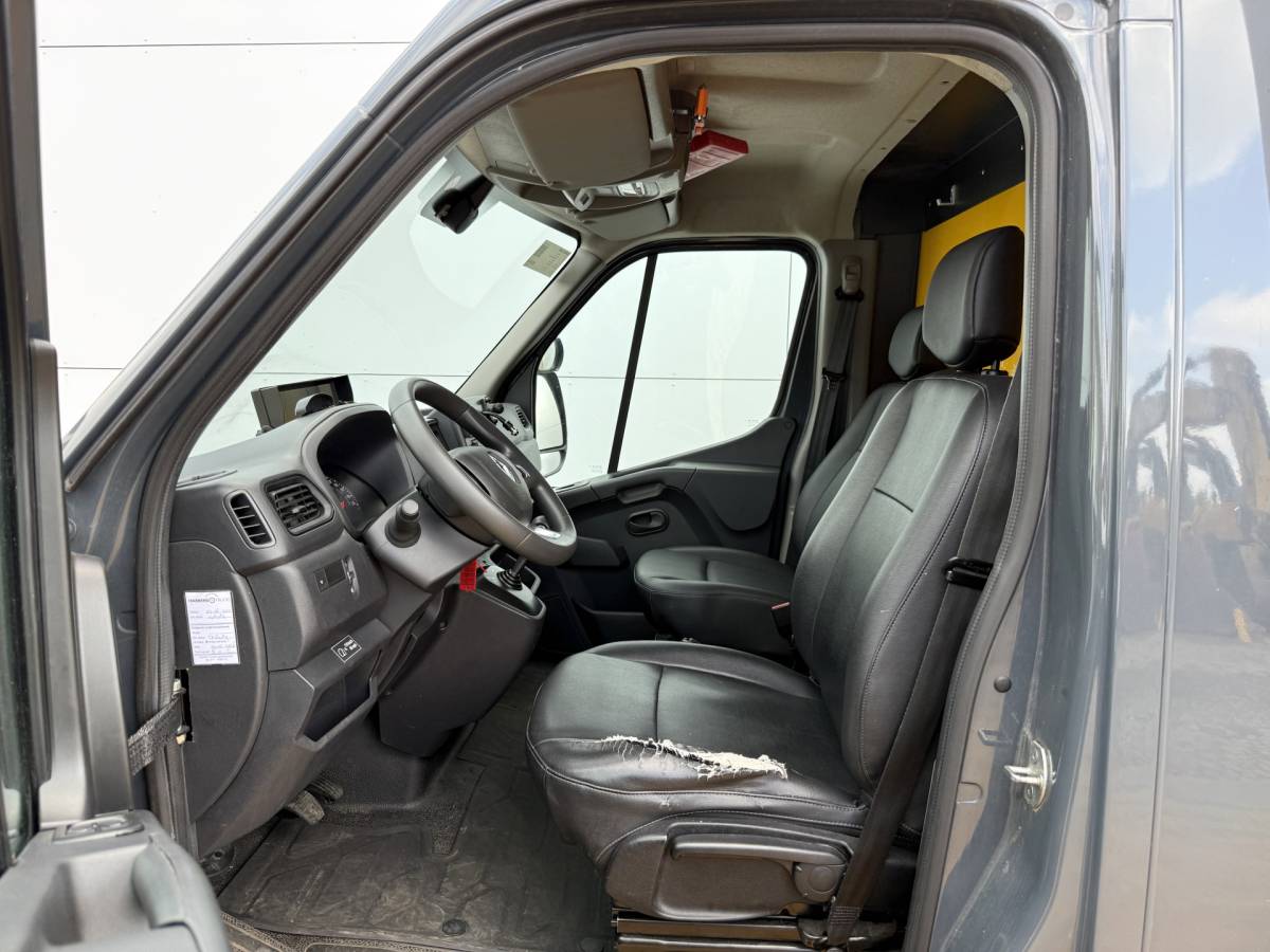 Renault Master Renault Master Plancher T35 2.3 DCI 150PK Lowliner Bakwagen Airco Cruise Control Camera Foodtruck Meubelbak Paardenwagen