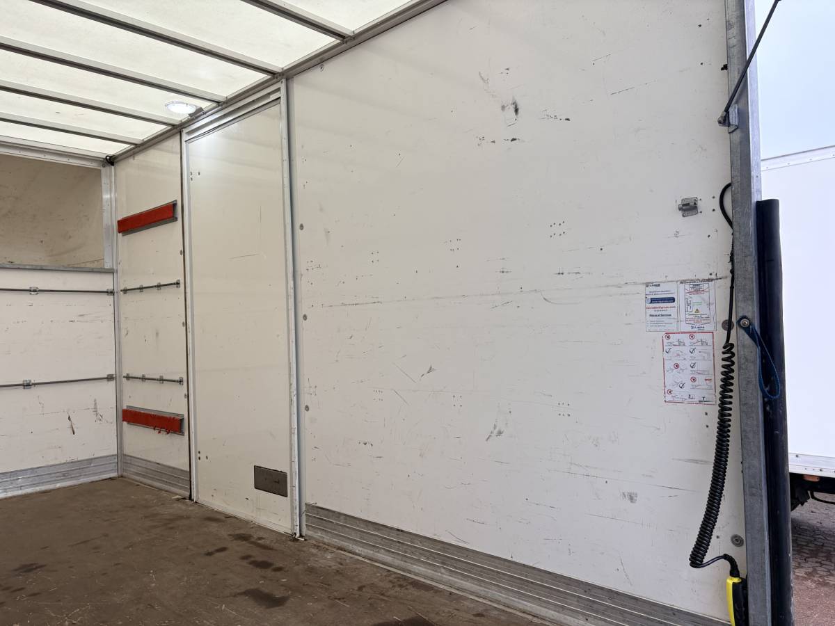 Iveco Daily Iveco Daily 35C16 3.0 160PK Bakwagen Laadklep Zijdeur Camera Climate Control Bluetooth  Meubelbak Koffer