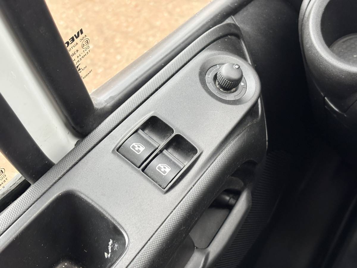 Iveco Daily Iveco Daily 35C16 3.0 160PK Bakwagen Laadklep Zijdeur Camera Climate Control Bluetooth  Meubelbak Koffer