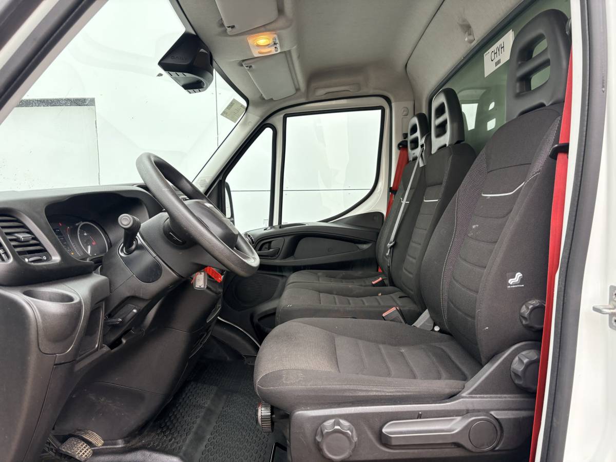 Iveco Daily Iveco Daily 35C16 3.0 160PK Bakwagen Laadklep Zijdeur Camera Climate Control Bluetooth  Meubelbak Koffer