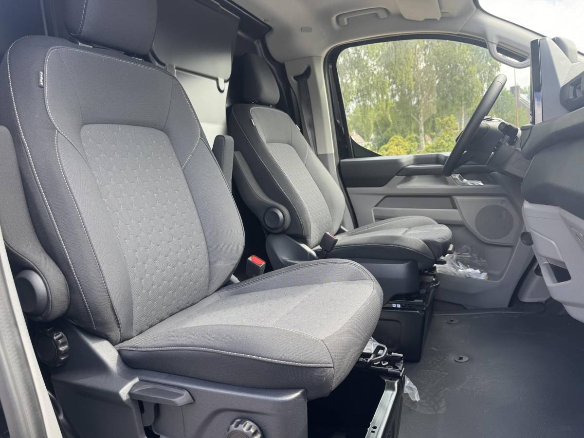 Ford E-Transit Custom Ford E-Transit Custom 340 L2H1 Limited 71 kWh | SCI | 218pk | Laadvloer bescherming | 12-weg verstel- en verwarmbare AGR bestuurders- en passagiersstoel Laadvloer bescherming,12-weg verstel- en verwarmbare AGR bestuurders- en passagiersstoel | Trekhaakvoorbereiding | 17 inch lichtmetalen velgen (Carbonised Grey) | Driver Assistent Pack Ultimate | AGM accu | BEV 3-fase oplaadkabel (mode 3, 32A, 10m)
