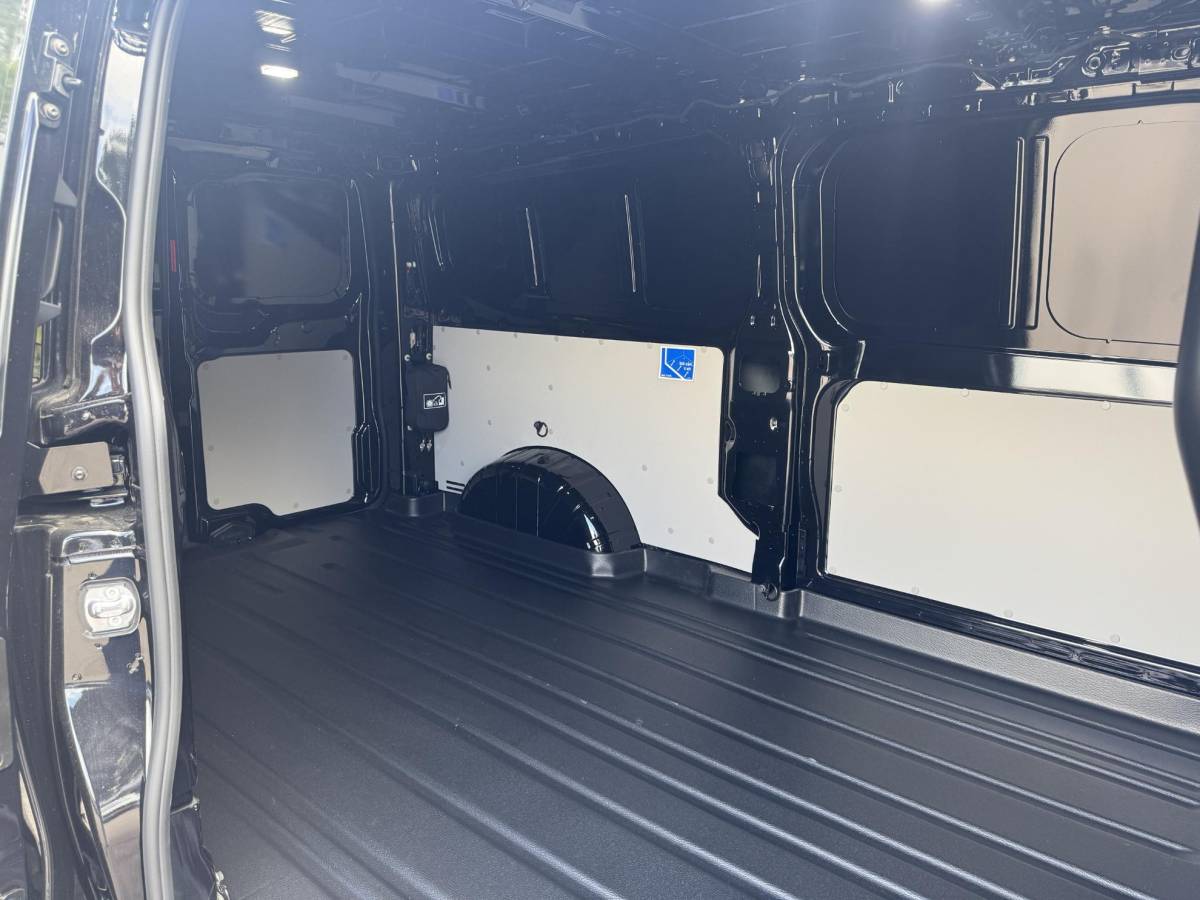 Ford E-Transit Custom Ford E-Transit Custom 340 L2H1 Limited 71 kWh | SCI | 218pk | Laadvloer bescherming | 12-weg verstel- en verwarmbare AGR bestuurders- en passagiersstoel Laadvloer bescherming,12-weg verstel- en verwarmbare AGR bestuurders- en passagiersstoel | Trekhaakvoorbereiding | 17 inch lichtmetalen velgen (Carbonised Grey) | Driver Assistent Pack Ultimate | AGM accu | BEV 3-fase oplaadkabel (mode 3, 32A, 10m)