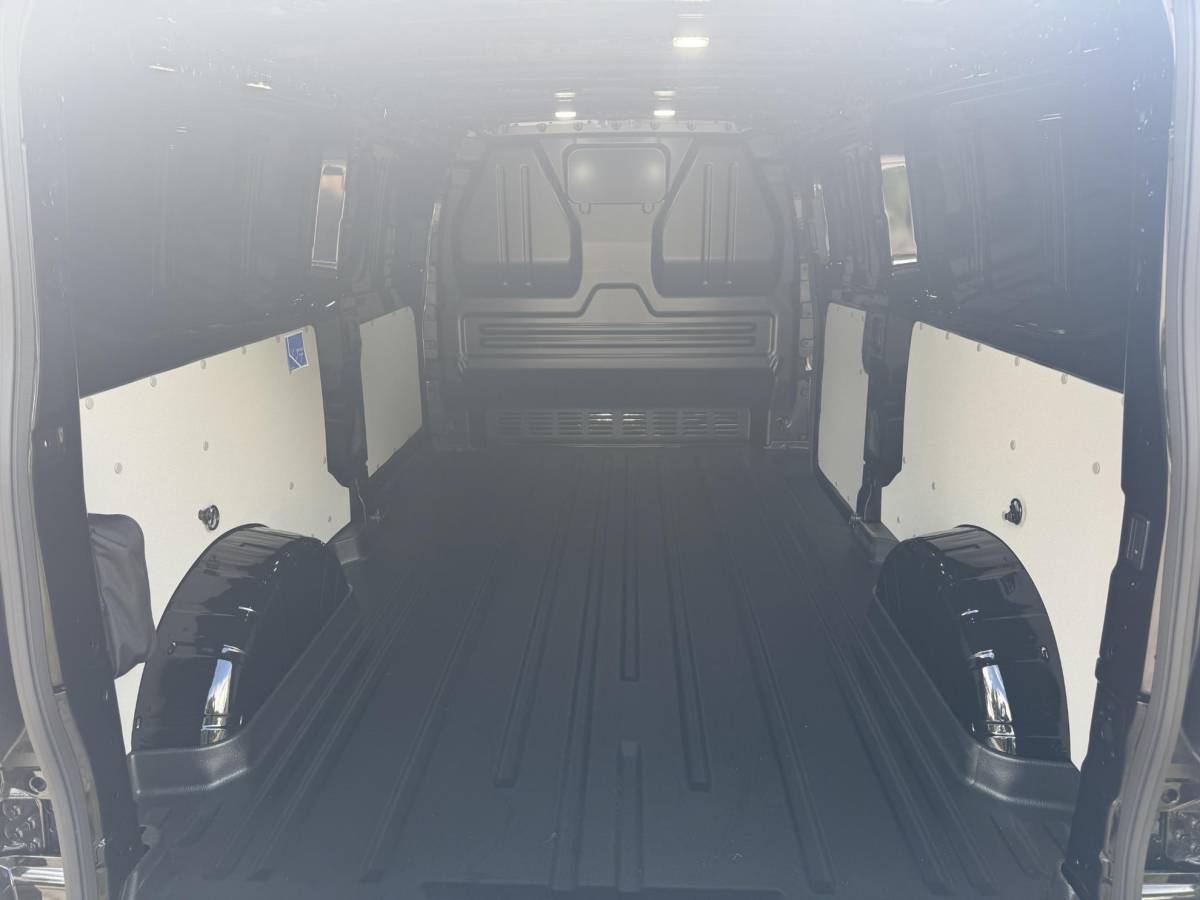 Ford E-Transit Custom Ford E-Transit Custom 340 L2H1 Limited 71 kWh | SCI | 218pk | Laadvloer bescherming | 12-weg verstel- en verwarmbare AGR bestuurders- en passagiersstoel Laadvloer bescherming,12-weg verstel- en verwarmbare AGR bestuurders- en passagiersstoel | Trekhaakvoorbereiding | 17 inch lichtmetalen velgen (Carbonised Grey) | Driver Assistent Pack Ultimate | AGM accu | BEV 3-fase oplaadkabel (mode 3, 32A, 10m)