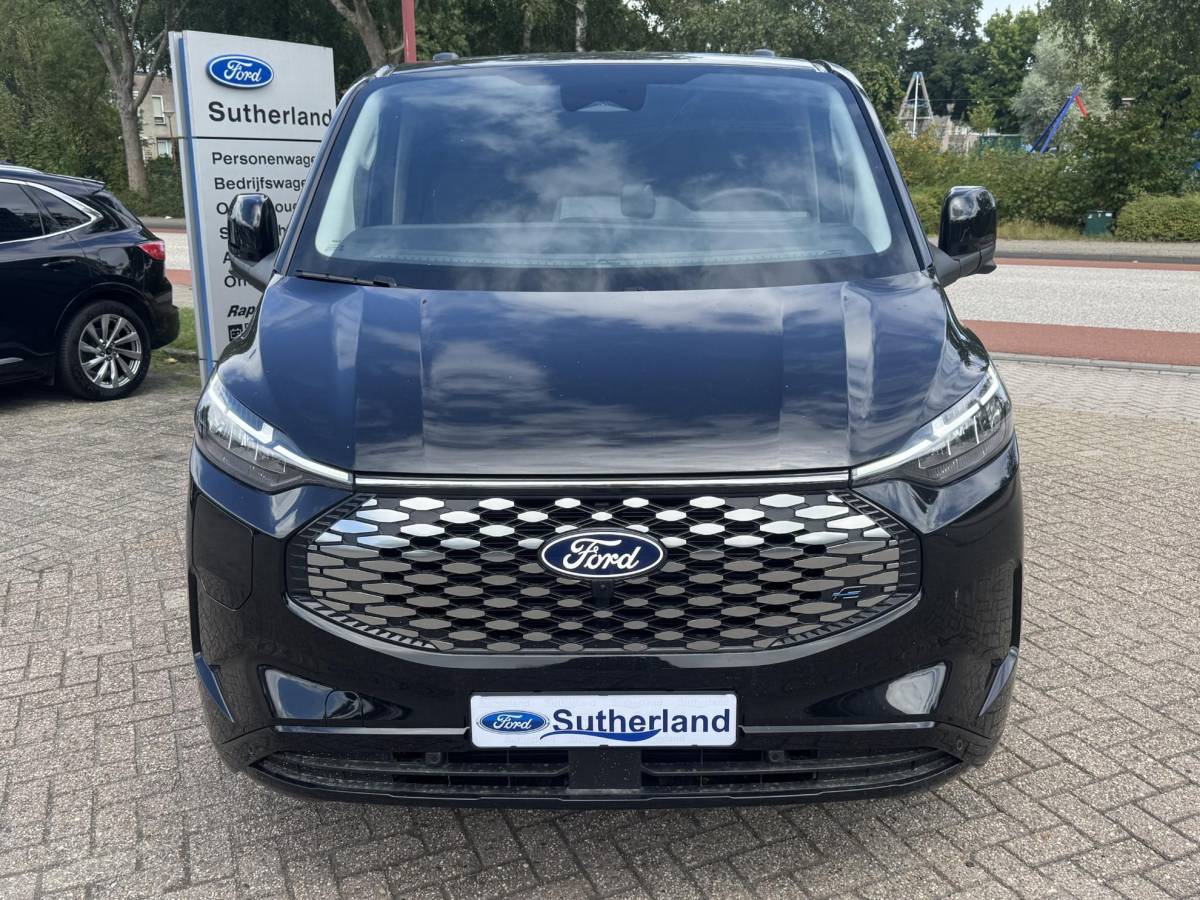 Ford E-Transit Custom Ford E-Transit Custom 340 L2H1 Limited 71 kWh | SCI | 218pk | Laadvloer bescherming | 12-weg verstel- en verwarmbare AGR bestuurders- en passagiersstoel Laadvloer bescherming,12-weg verstel- en verwarmbare AGR bestuurders- en passagiersstoel | Trekhaakvoorbereiding | 17 inch lichtmetalen velgen (Carbonised Grey) | Driver Assistent Pack Ultimate | AGM accu | BEV 3-fase oplaadkabel (mode 3, 32A, 10m)
