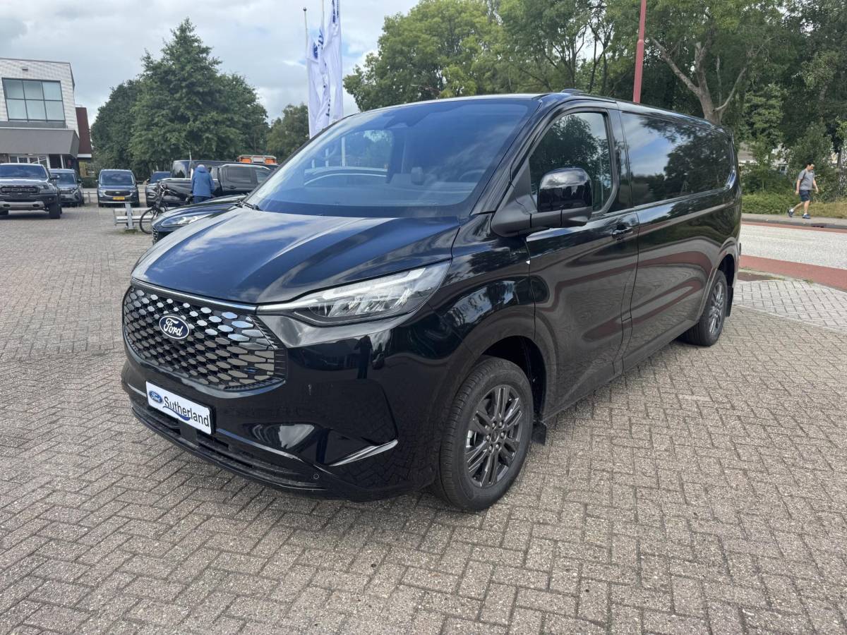 Ford E-Transit Custom Ford E-Transit Custom 340 L2H1 Limited 71 kWh | SCI | 218pk | Laadvloer bescherming | 12-weg verstel- en verwarmbare AGR bestuurders- en passagiersstoel Laadvloer bescherming,12-weg verstel- en verwarmbare AGR bestuurders- en passagiersstoel | Trekhaakvoorbereiding | 17 inch lichtmetalen velgen (Carbonised Grey) | Driver Assistent Pack Ultimate | AGM accu | BEV 3-fase oplaadkabel (mode 3, 32A, 10m)
