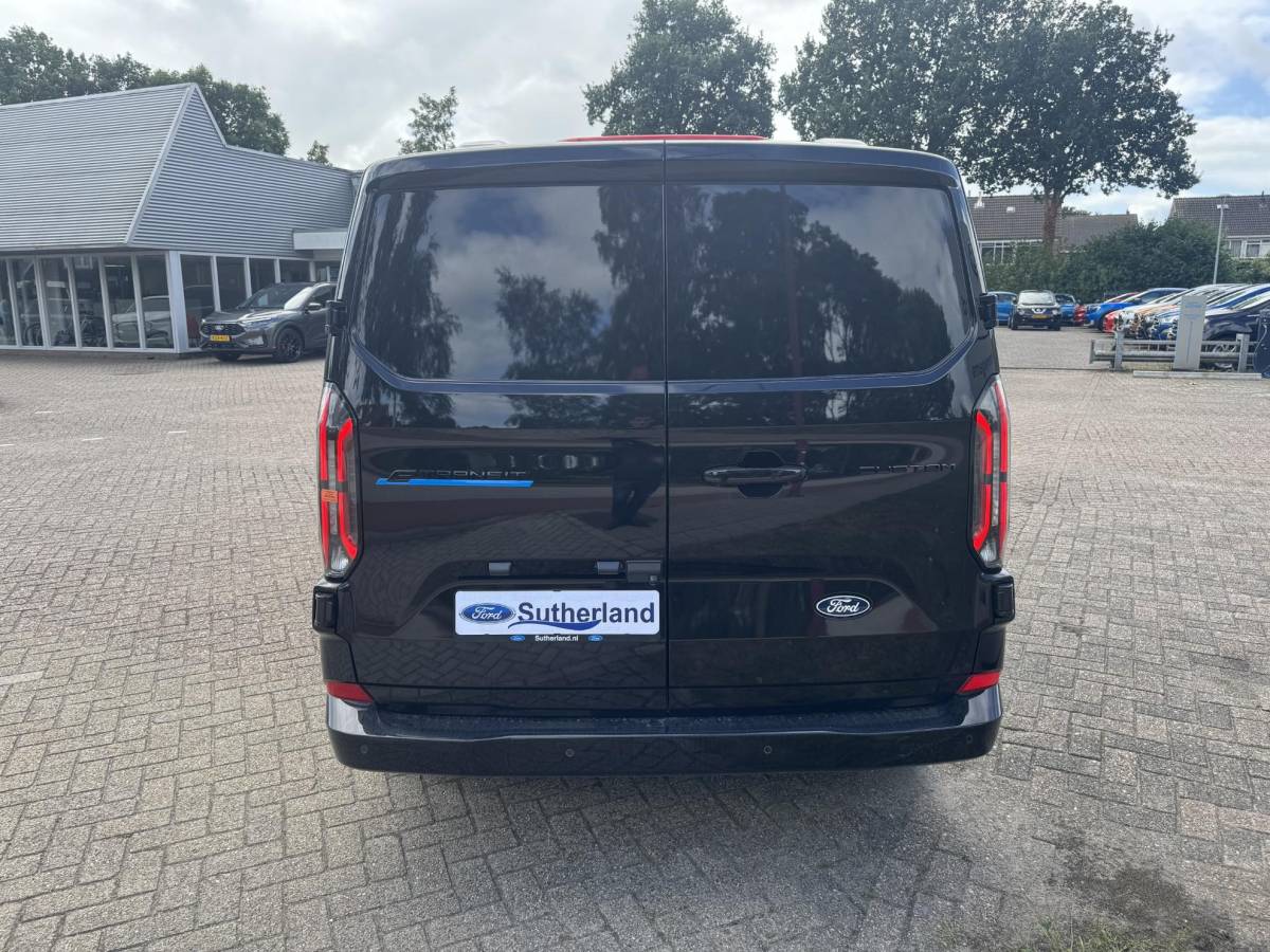 Ford E-Transit Custom Ford E-Transit Custom 340 L2H1 Limited 71 kWh | SCI | 218pk | Laadvloer bescherming | 12-weg verstel- en verwarmbare AGR bestuurders- en passagiersstoel Laadvloer bescherming,12-weg verstel- en verwarmbare AGR bestuurders- en passagiersstoel | Trekhaakvoorbereiding | 17 inch lichtmetalen velgen (Carbonised Grey) | Driver Assistent Pack Ultimate | AGM accu | BEV 3-fase oplaadkabel (mode 3, 32A, 10m)