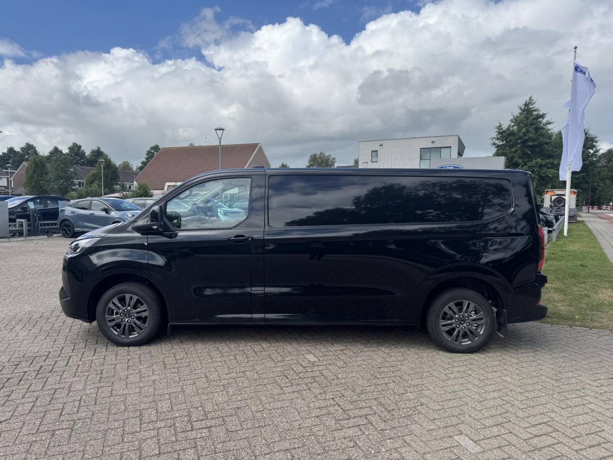 Ford E-Transit Custom Ford E-Transit Custom 340 L2H1 Limited 71 kWh | SCI | 218pk | Laadvloer bescherming | 12-weg verstel- en verwarmbare AGR bestuurders- en passagiersstoel Laadvloer bescherming,12-weg verstel- en verwarmbare AGR bestuurders- en passagiersstoel | Trekhaakvoorbereiding | 17 inch lichtmetalen velgen (Carbonised Grey) | Driver Assistent Pack Ultimate | AGM accu | BEV 3-fase oplaadkabel (mode 3, 32A, 10m)