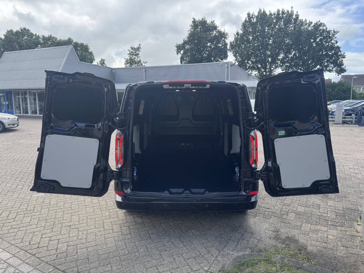 Ford E-Transit Custom Ford E-Transit Custom 340 L2H1 Limited 71 kWh | SCI | 218pk | Laadvloer bescherming | 12-weg verstel- en verwarmbare AGR bestuurders- en passagiersstoel Laadvloer bescherming,12-weg verstel- en verwarmbare AGR bestuurders- en passagiersstoel | Trekhaakvoorbereiding | 17 inch lichtmetalen velgen (Carbonised Grey) | Driver Assistent Pack Ultimate | AGM accu | BEV 3-fase oplaadkabel (mode 3, 32A, 10m)