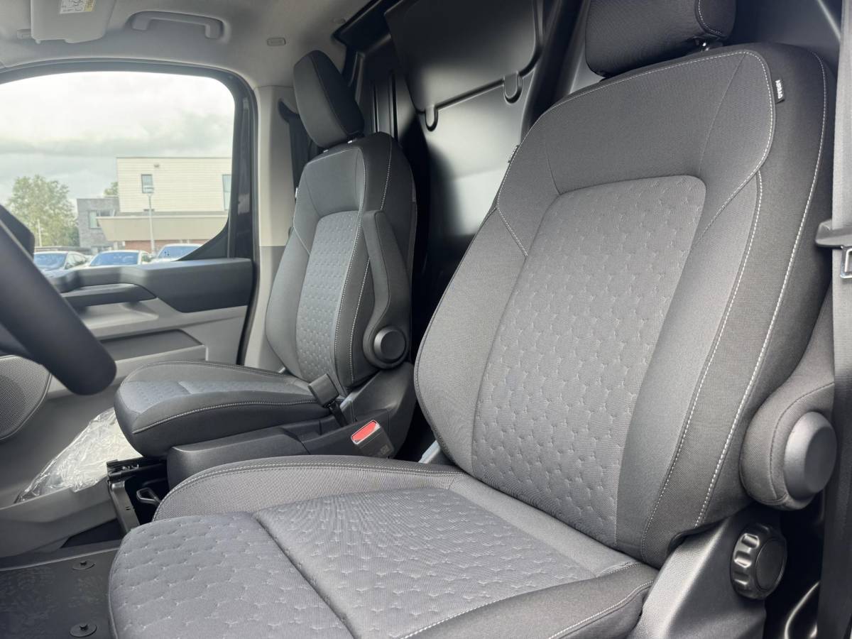 Ford E-Transit Custom Ford E-Transit Custom 340 L2H1 Limited 71 kWh | SCI | 218pk | Laadvloer bescherming | 12-weg verstel- en verwarmbare AGR bestuurders- en passagiersstoel Laadvloer bescherming,12-weg verstel- en verwarmbare AGR bestuurders- en passagiersstoel | Trekhaakvoorbereiding | 17 inch lichtmetalen velgen (Carbonised Grey) | Driver Assistent Pack Ultimate | AGM accu | BEV 3-fase oplaadkabel (mode 3, 32A, 10m)