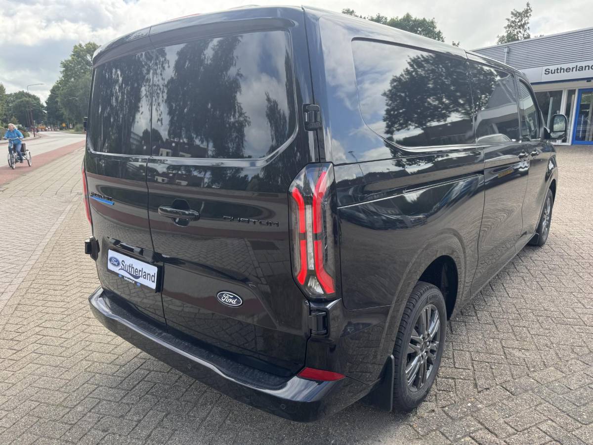 Ford E-Transit Custom Ford E-Transit Custom 340 L2H1 Limited 71 kWh | SCI | 218pk | Laadvloer bescherming | 12-weg verstel- en verwarmbare AGR bestuurders- en passagiersstoel Laadvloer bescherming,12-weg verstel- en verwarmbare AGR bestuurders- en passagiersstoel | Trekhaakvoorbereiding | 17 inch lichtmetalen velgen (Carbonised Grey) | Driver Assistent Pack Ultimate | AGM accu | BEV 3-fase oplaadkabel (mode 3, 32A, 10m)