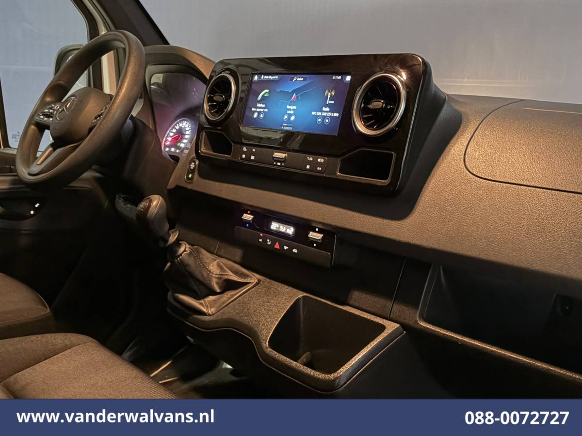 Mercedes-Benz Sprinter Mercedes-Benz Sprinter 317 CDI 170pk L3H2 Euro6 Airco | XXL MBUX | Camera | Navigatie | Apple Carplay | Cruisecontrol Android Auto, Bijrijdersbank