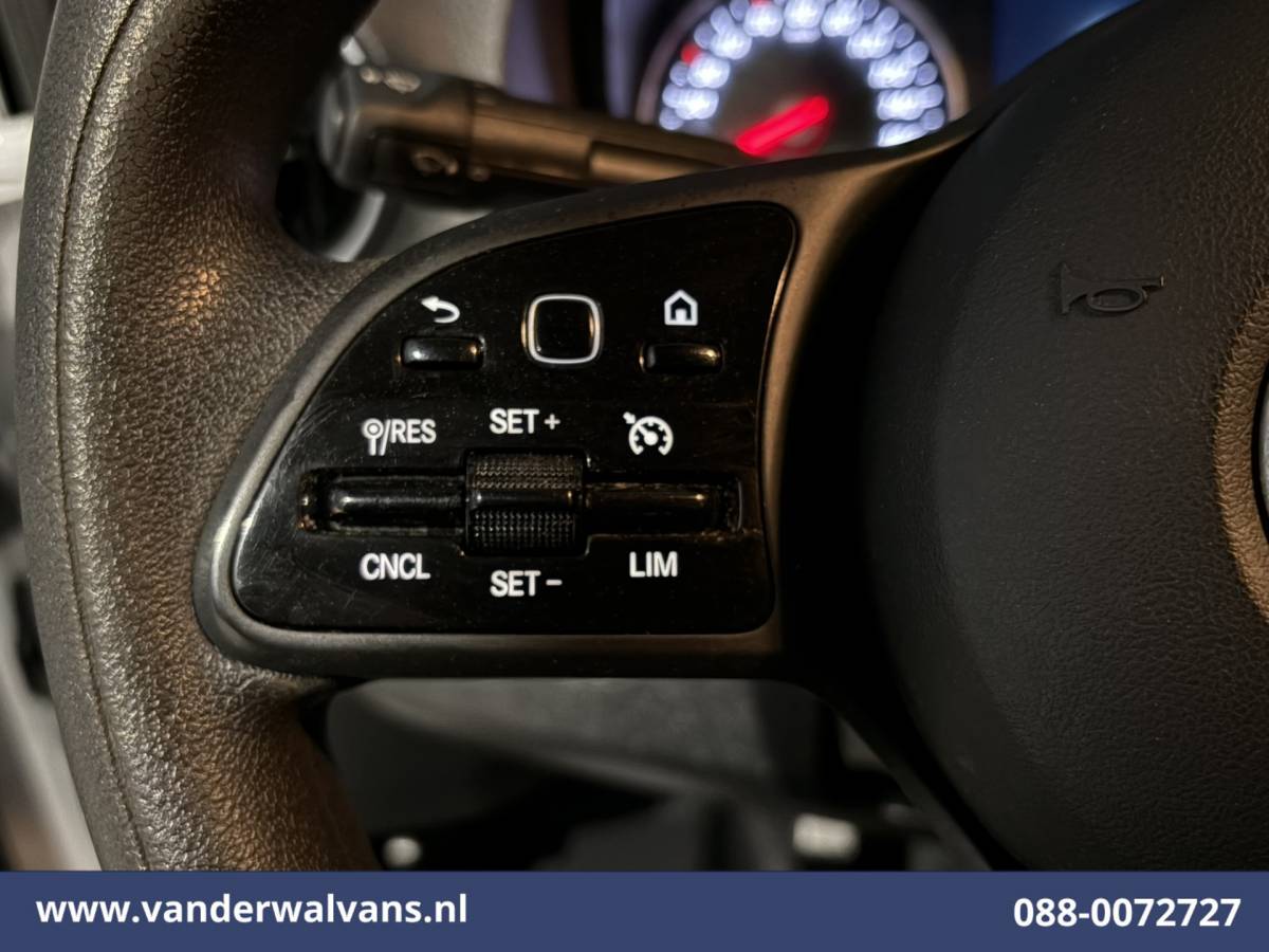 Mercedes-Benz Sprinter Mercedes-Benz Sprinter 317 CDI 170pk L3H2 Euro6 Airco | XXL MBUX | Camera | Navigatie | Apple Carplay | Cruisecontrol Android Auto, Bijrijdersbank