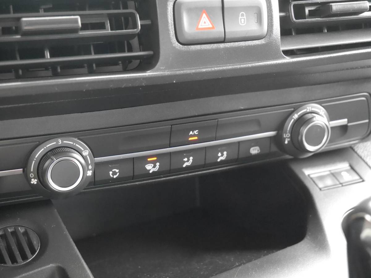 Peugeot Partner Peugeot Partner 1.6 BlueHDI Premium Long | Marge auto | Airco | Cruise control | Navigatie | Parkeersensoren achter | Laadruimte betimmering
