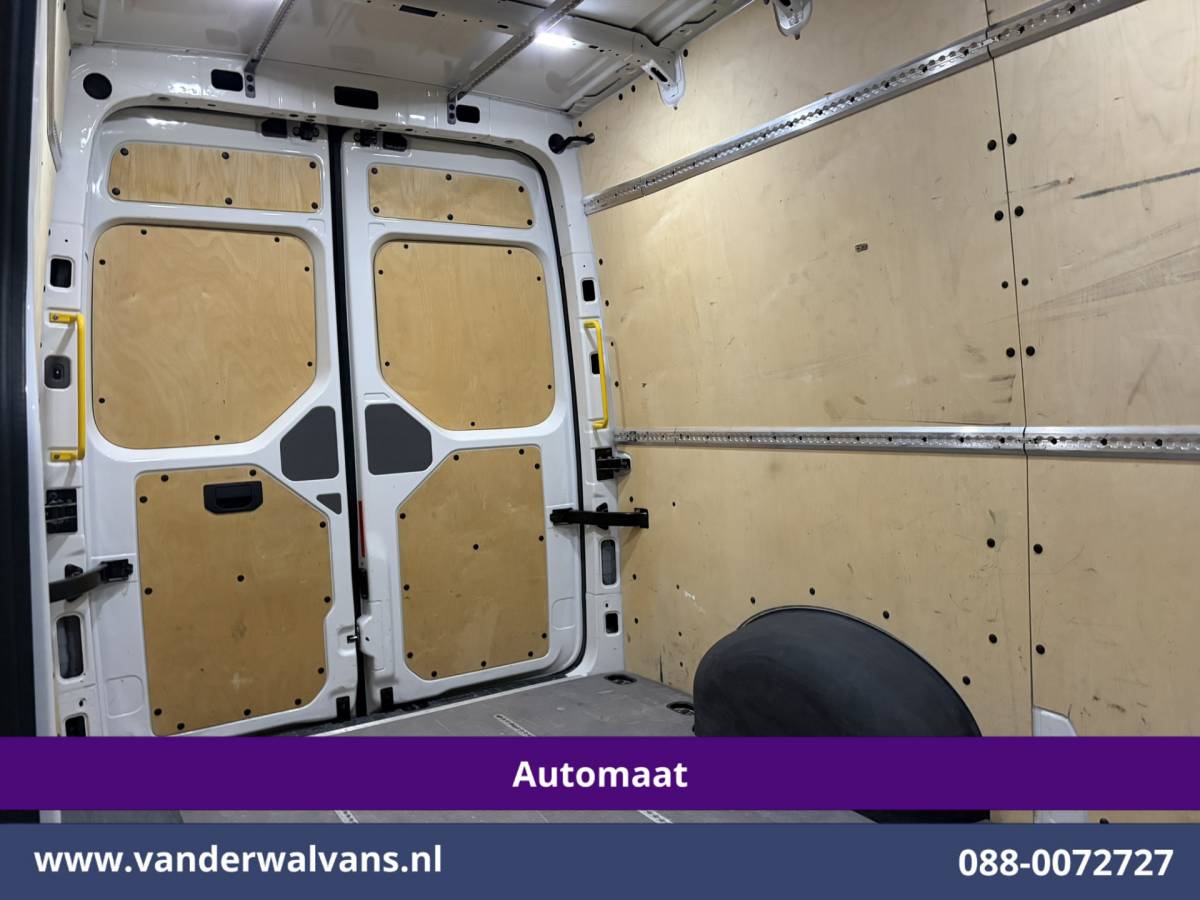 Volkswagen Crafter Volkswagen Crafter 2.0 TDI 141pk Automaat L3H3 L2H2 Euro6 Airco | Camera | Navigatie | Apple Carplay Android Auto, Parkeersensoren, Bijrijdersbank, 3000kg trekvermogen