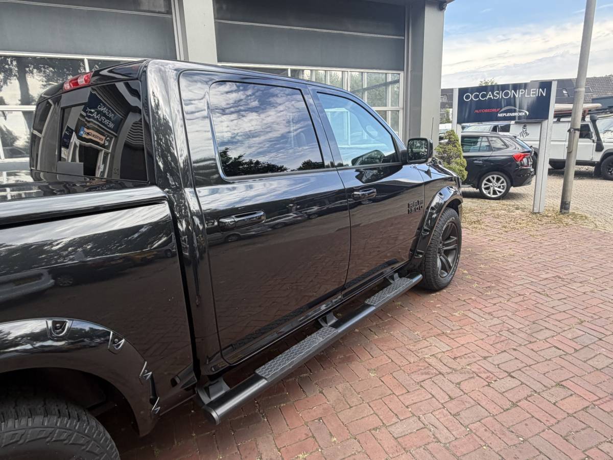 Dodge Ram 1500 Dodge Ram 1500 5.7 V8 4×4 Quad Cab 6’4 Sport 1500 5.7 HEMI V8 4×4 Quad Cab 6’4 Sport | LPG | Schuif/kanteldak | Winterpakket  06-2018 193.725 KM