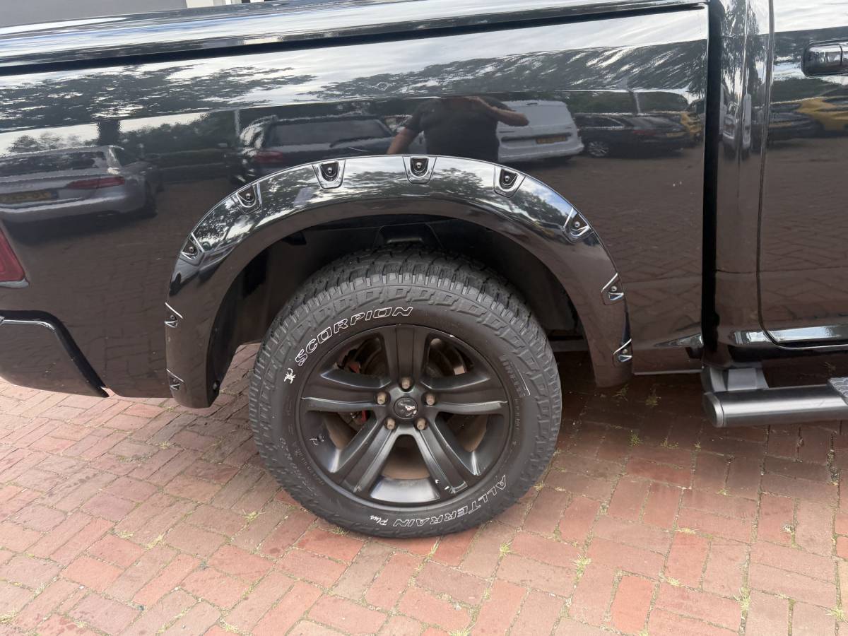 Dodge Ram 1500 Dodge Ram 1500 5.7 V8 4×4 Quad Cab 6’4 Sport 1500 5.7 HEMI V8 4×4 Quad Cab 6’4 Sport | LPG | Schuif/kanteldak | Winterpakket  06-2018 193.725 KM