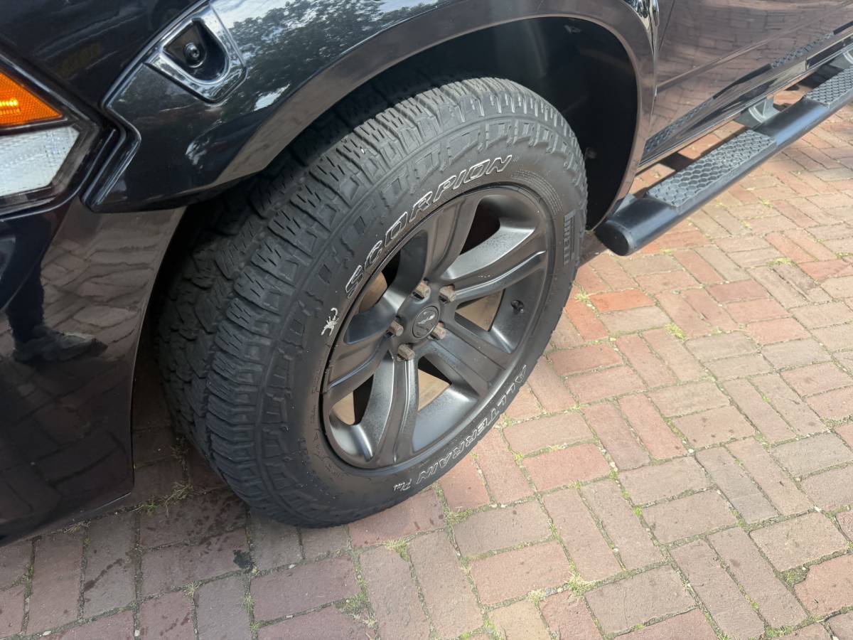 Dodge Ram 1500 Dodge Ram 1500 5.7 V8 4×4 Quad Cab 6’4 Sport 1500 5.7 HEMI V8 4×4 Quad Cab 6’4 Sport | LPG | Schuif/kanteldak | Winterpakket  06-2018 193.725 KM