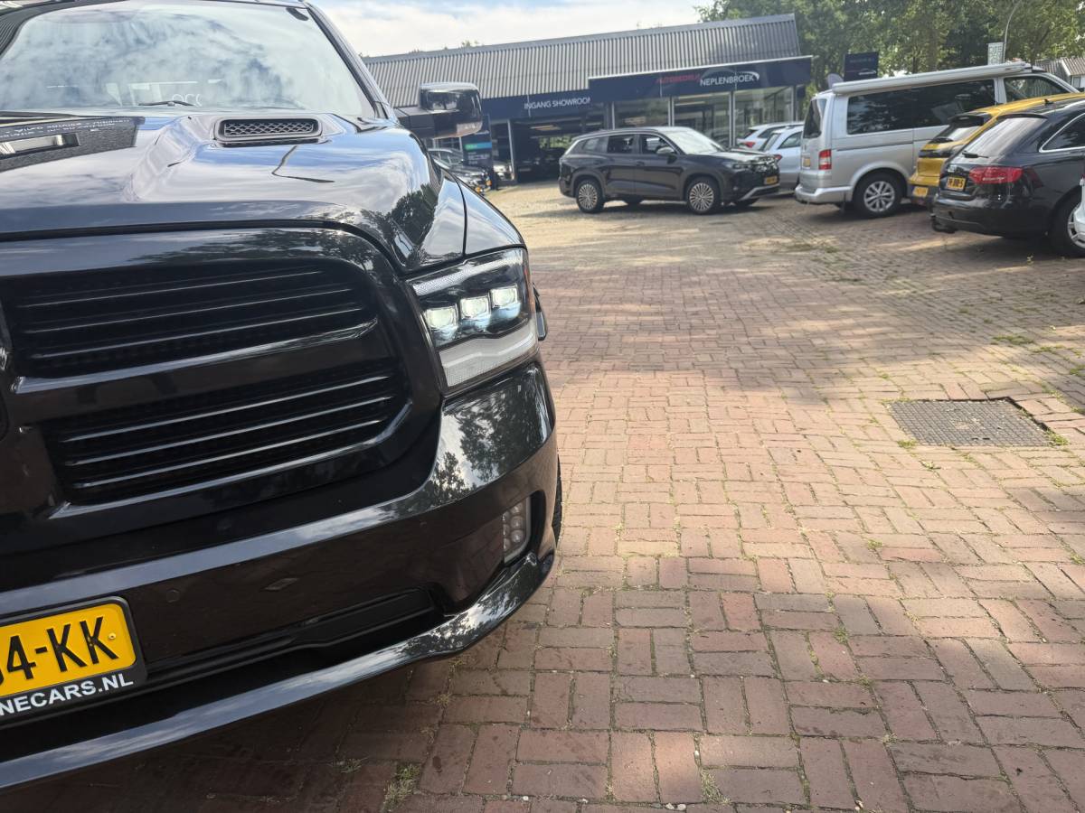 Dodge Ram 1500 Dodge Ram 1500 5.7 V8 4×4 Quad Cab 6’4 Sport 1500 5.7 HEMI V8 4×4 Quad Cab 6’4 Sport | LPG | Schuif/kanteldak | Winterpakket  06-2018 193.725 KM