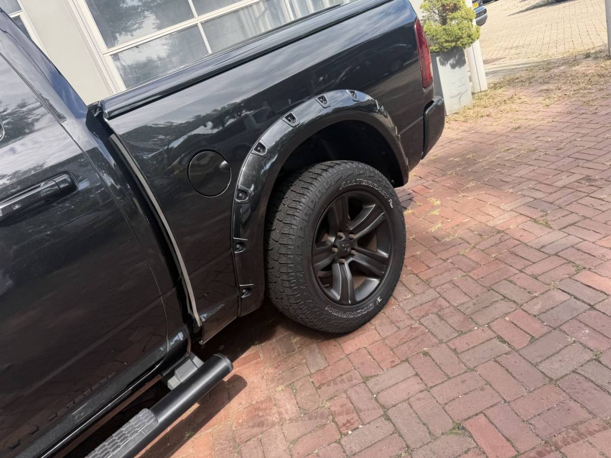 Dodge Ram 1500 Dodge Ram 1500 5.7 V8 4×4 Quad Cab 6’4 Sport 1500 5.7 HEMI V8 4×4 Quad Cab 6’4 Sport | LPG | Schuif/kanteldak | Winterpakket  06-2018 193.725 KM