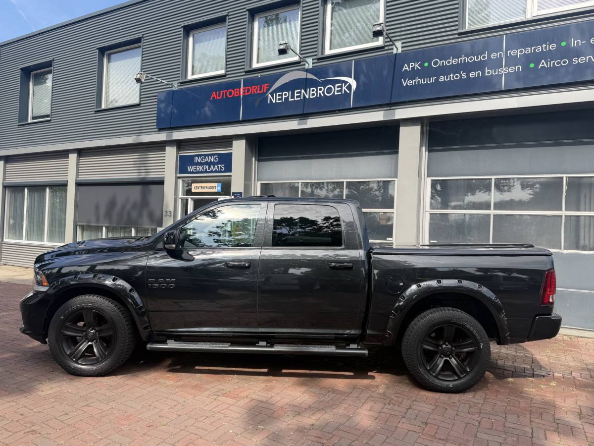 Dodge Ram 1500 Dodge Ram 1500 5.7 V8 4×4 Quad Cab 6’4 Sport 1500 5.7 HEMI V8 4×4 Quad Cab 6’4 Sport | LPG | Schuif/kanteldak | Winterpakket  06-2018 193.725 KM
