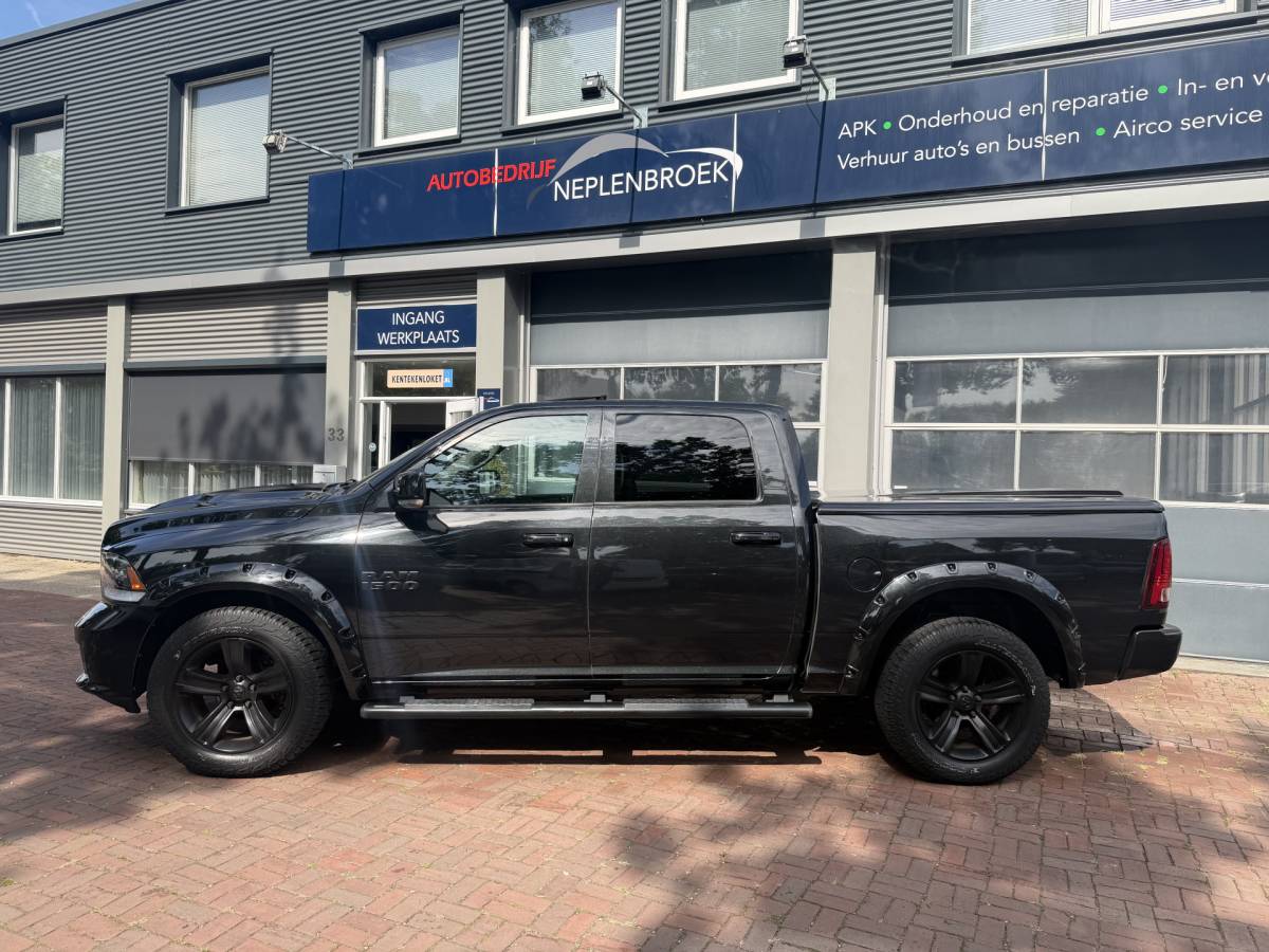 Dodge Ram 1500 Dodge Ram 1500 5.7 V8 4×4 Quad Cab 6’4 Sport 1500 5.7 HEMI V8 4×4 Quad Cab 6’4 Sport | LPG | Schuif/kanteldak | Winterpakket  06-2018 193.725 KM
