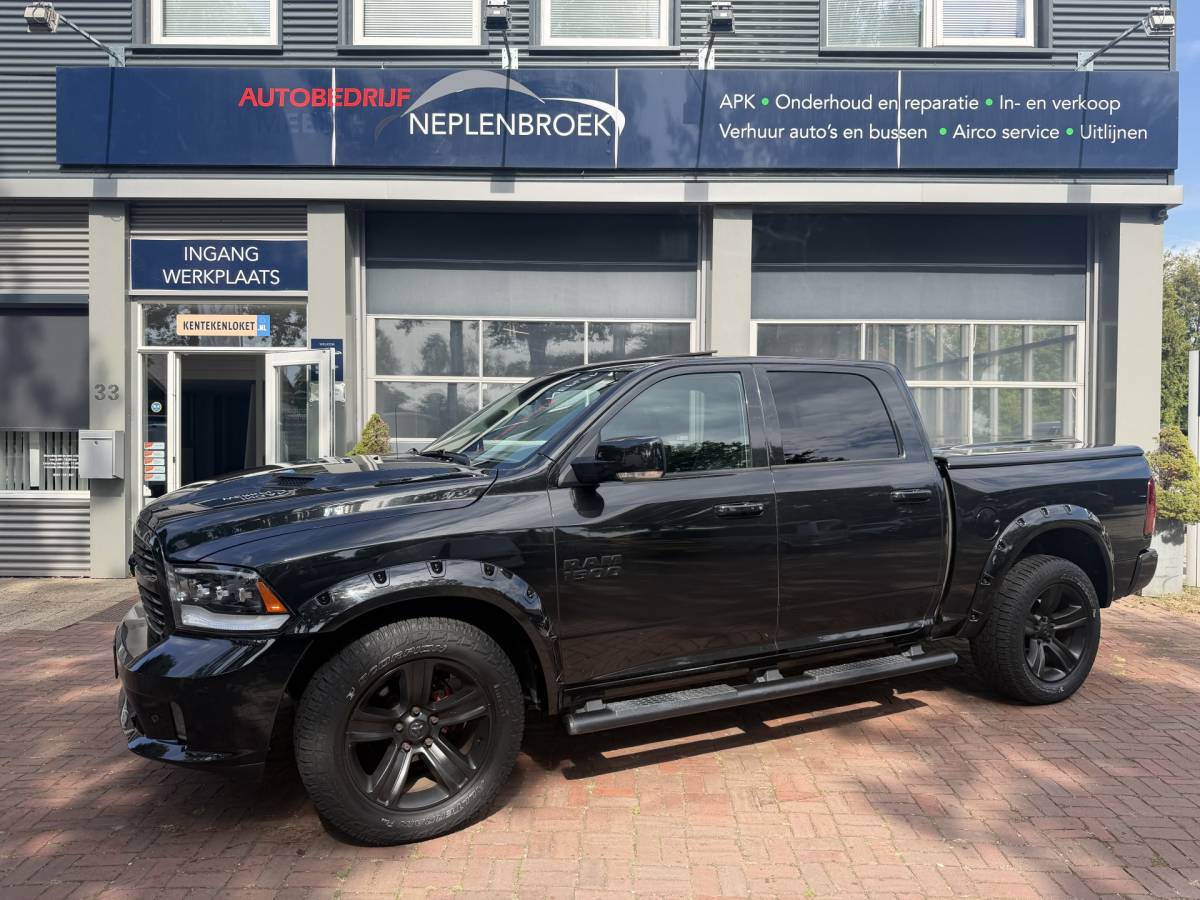 Dodge Ram 1500 Dodge Ram 1500 5.7 V8 4×4 Quad Cab 6’4 Sport 1500 5.7 HEMI V8 4×4 Quad Cab 6’4 Sport | LPG | Schuif/kanteldak | Winterpakket  06-2018 193.725 KM