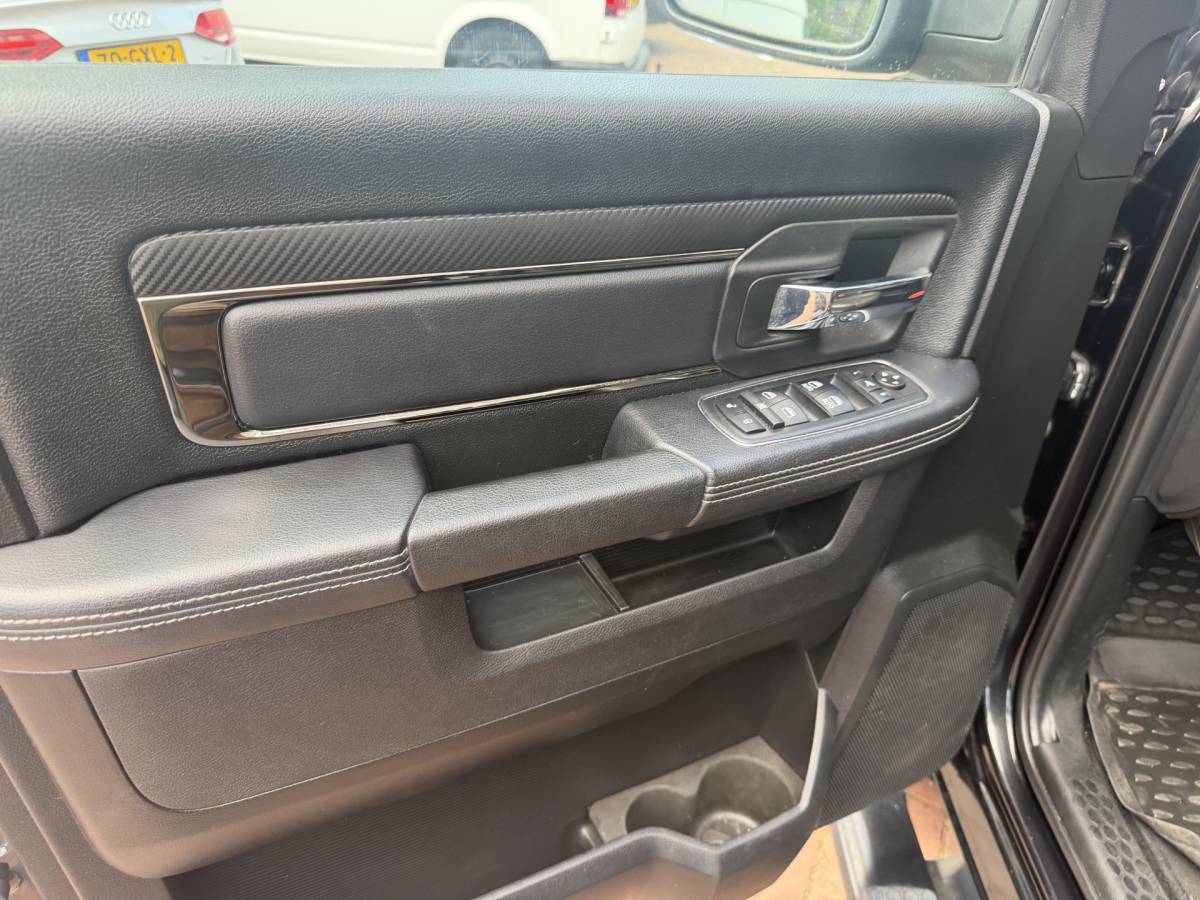Dodge Ram 1500 Dodge Ram 1500 5.7 V8 4×4 Quad Cab 6’4 Sport 1500 5.7 HEMI V8 4×4 Quad Cab 6’4 Sport | LPG | Schuif/kanteldak | Winterpakket  06-2018 193.725 KM
