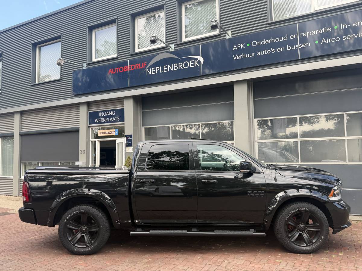 Dodge Ram 1500 Dodge Ram 1500 5.7 V8 4×4 Quad Cab 6’4 Sport 1500 5.7 HEMI V8 4×4 Quad Cab 6’4 Sport | LPG | Schuif/kanteldak | Winterpakket  06-2018 193.725 KM