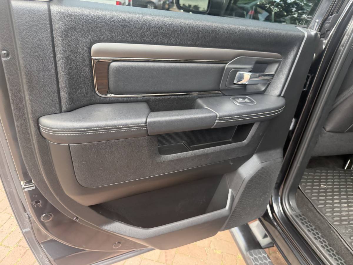 Dodge Ram 1500 Dodge Ram 1500 5.7 V8 4×4 Quad Cab 6’4 Sport 1500 5.7 HEMI V8 4×4 Quad Cab 6’4 Sport | LPG | Schuif/kanteldak | Winterpakket  06-2018 193.725 KM