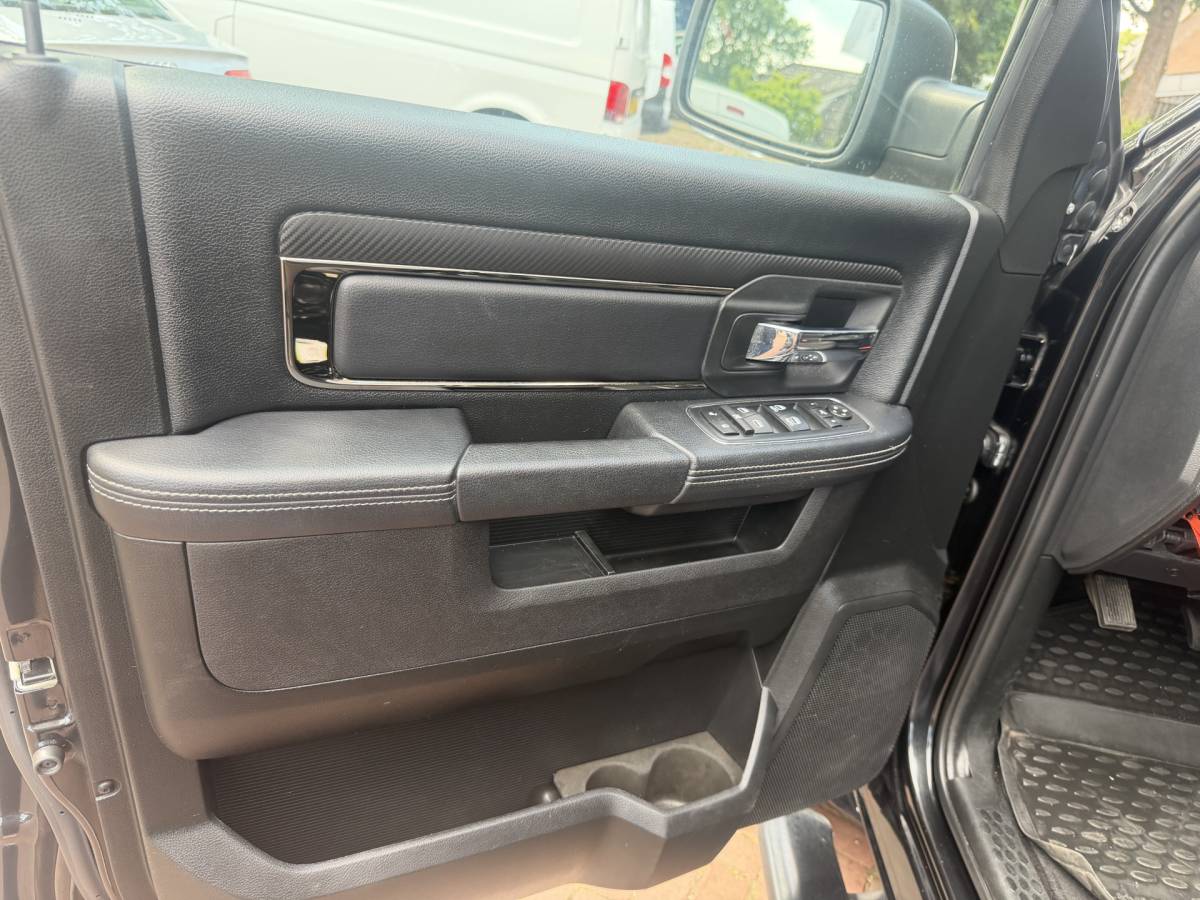 Dodge Ram 1500 Dodge Ram 1500 5.7 V8 4×4 Quad Cab 6’4 Sport 1500 5.7 HEMI V8 4×4 Quad Cab 6’4 Sport | LPG | Schuif/kanteldak | Winterpakket  06-2018 193.725 KM