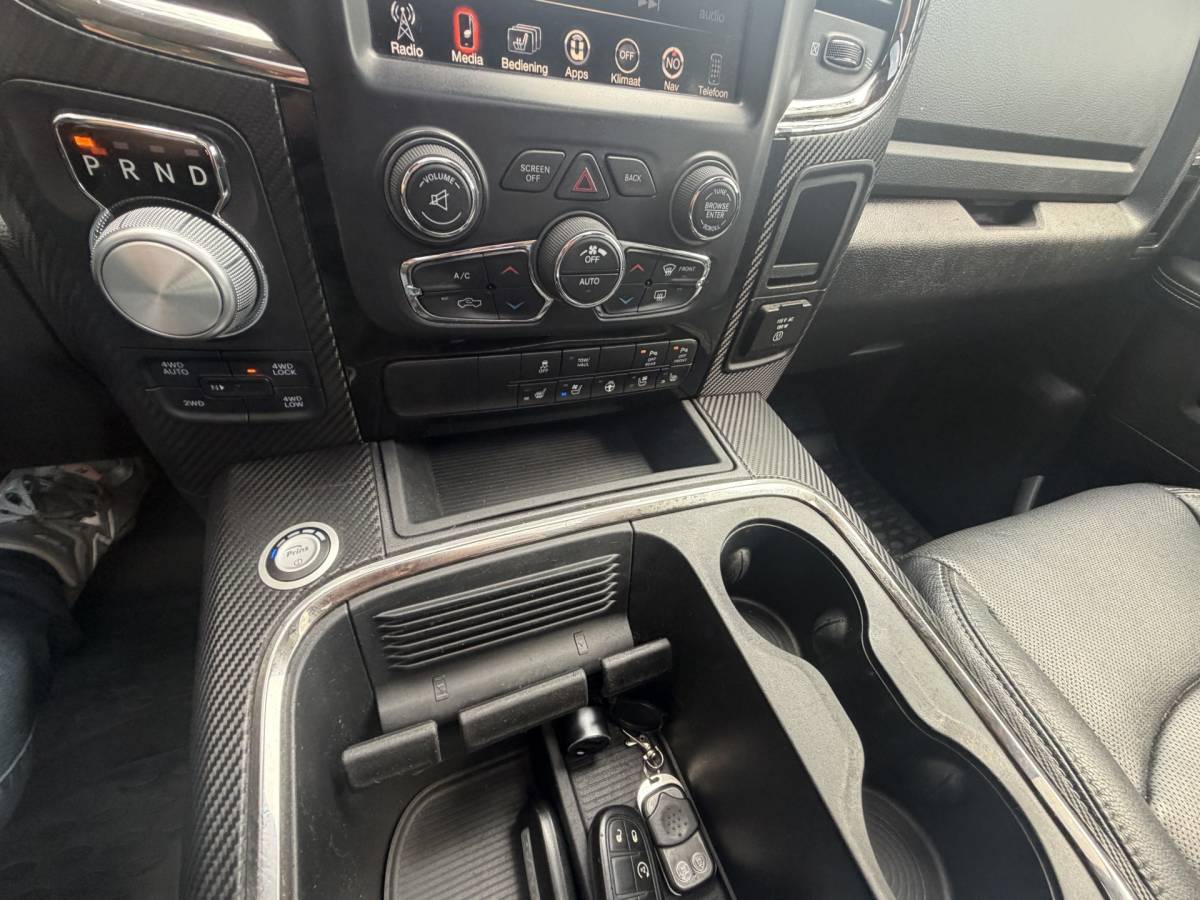 Dodge Ram 1500 Dodge Ram 1500 5.7 V8 4×4 Quad Cab 6’4 Sport 1500 5.7 HEMI V8 4×4 Quad Cab 6’4 Sport | LPG | Schuif/kanteldak | Winterpakket  06-2018 193.725 KM