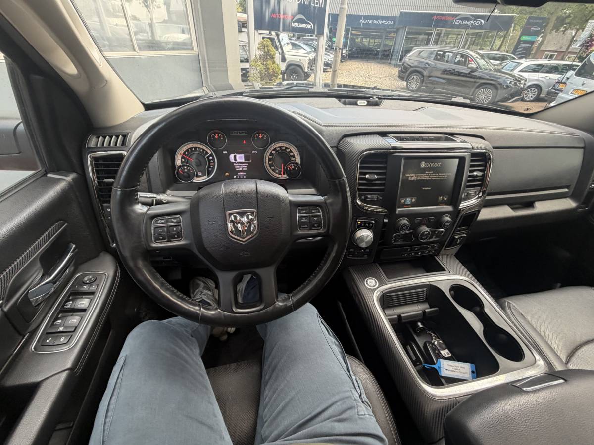 Dodge Ram 1500 Dodge Ram 1500 5.7 V8 4×4 Quad Cab 6’4 Sport 1500 5.7 HEMI V8 4×4 Quad Cab 6’4 Sport | LPG | Schuif/kanteldak | Winterpakket  06-2018 193.725 KM