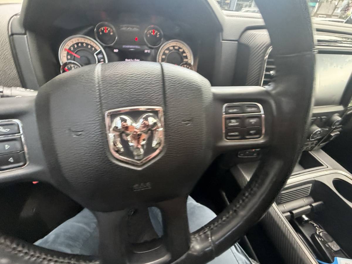 Dodge Ram 1500 Dodge Ram 1500 5.7 V8 4×4 Quad Cab 6’4 Sport 1500 5.7 HEMI V8 4×4 Quad Cab 6’4 Sport | LPG | Schuif/kanteldak | Winterpakket  06-2018 193.725 KM