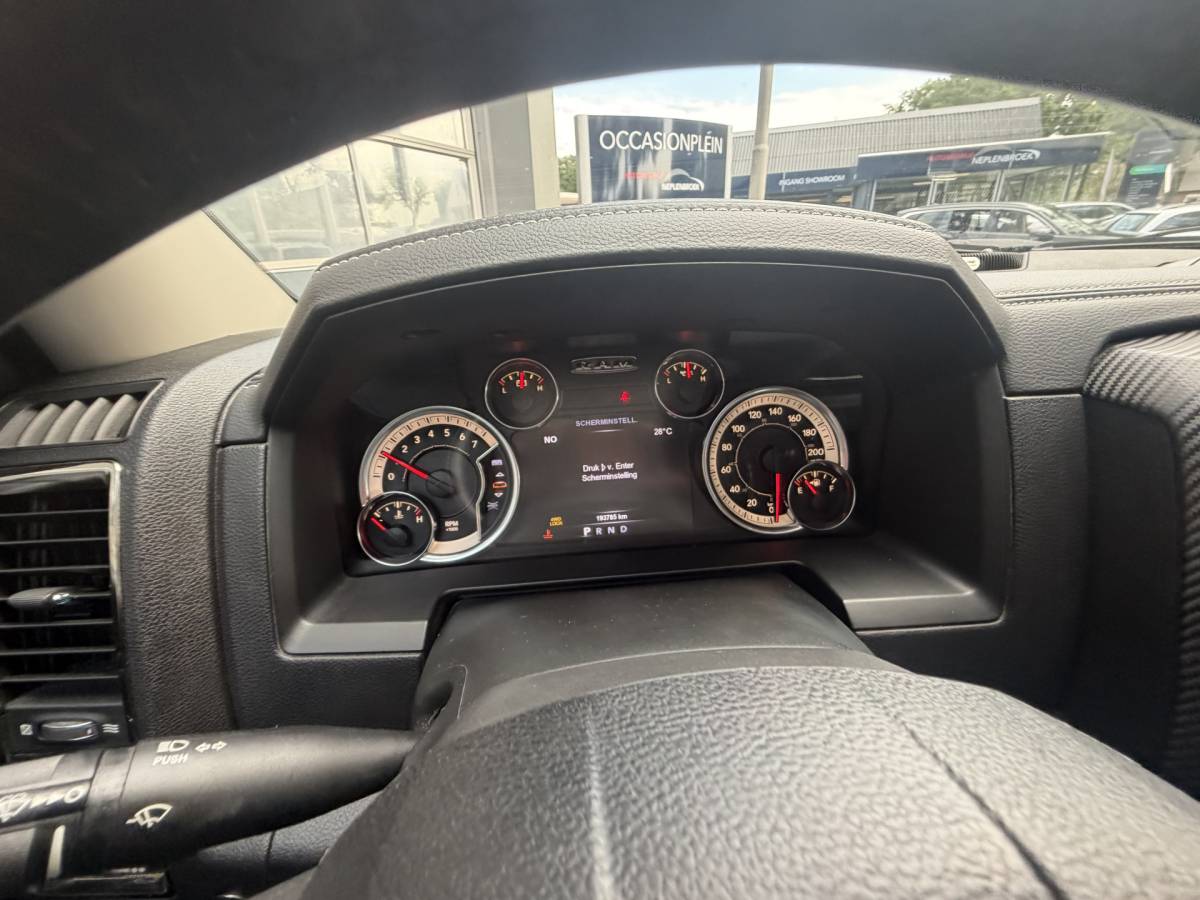 Dodge Ram 1500 Dodge Ram 1500 5.7 V8 4×4 Quad Cab 6’4 Sport 1500 5.7 HEMI V8 4×4 Quad Cab 6’4 Sport | LPG | Schuif/kanteldak | Winterpakket  06-2018 193.725 KM